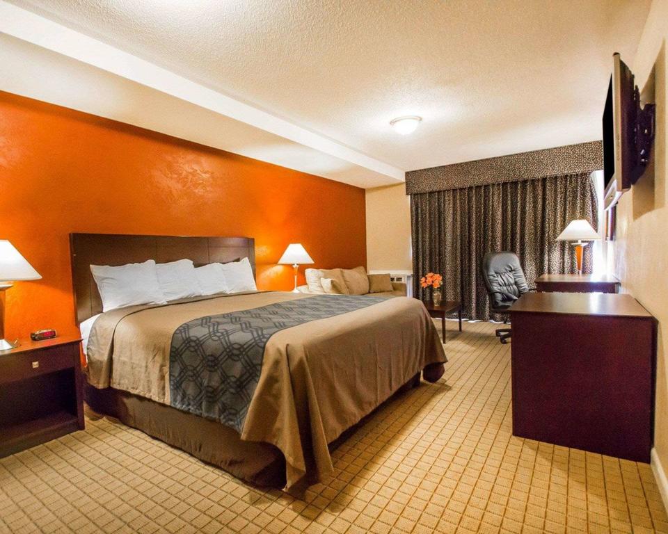 Econo Lodge Inn & Suites