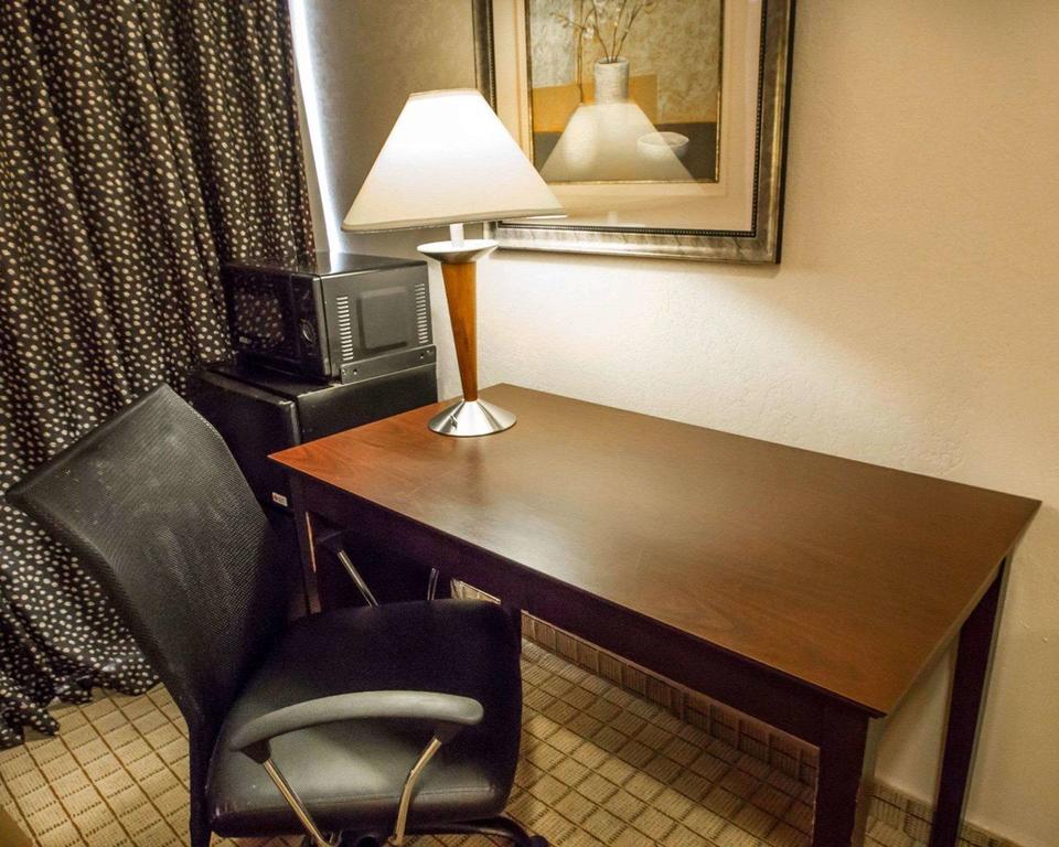 Econo Lodge Inn & Suites