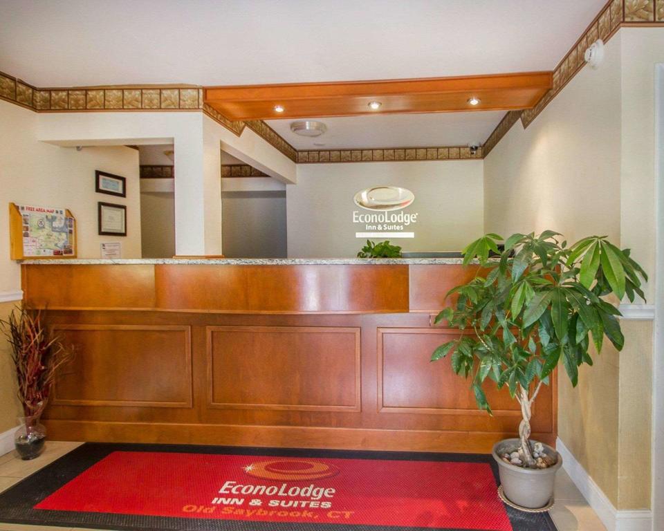 Econo Lodge Inn & Suites