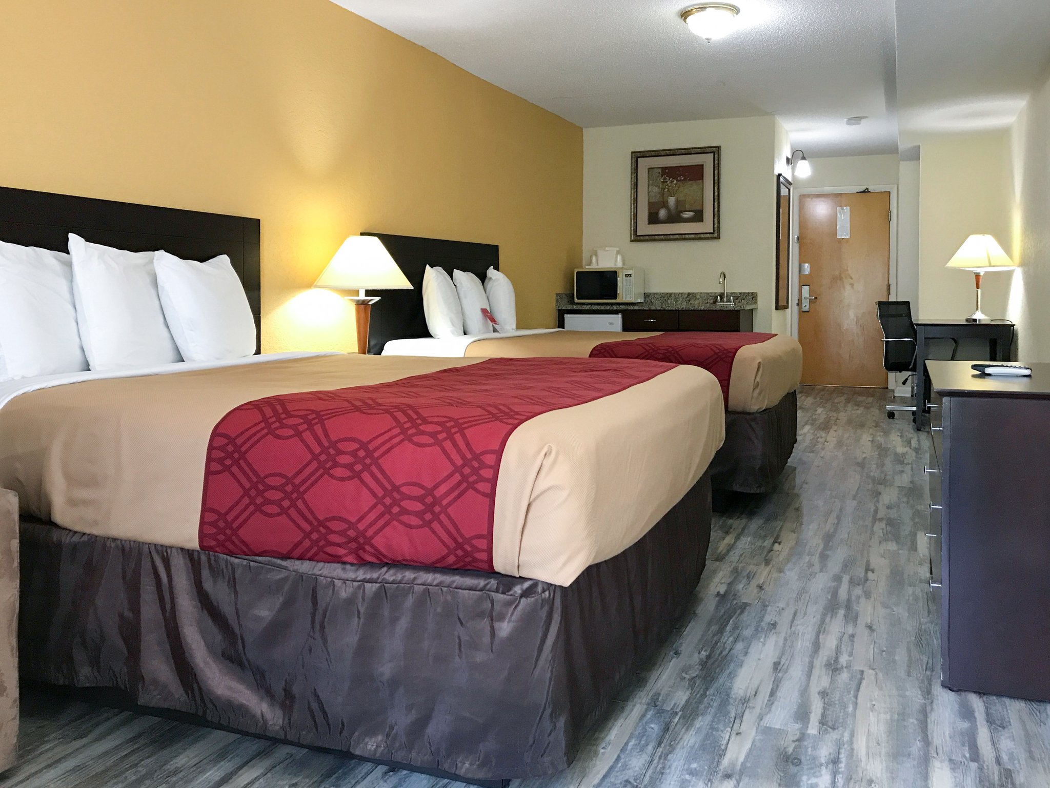 Econo Lodge Inn & Suites