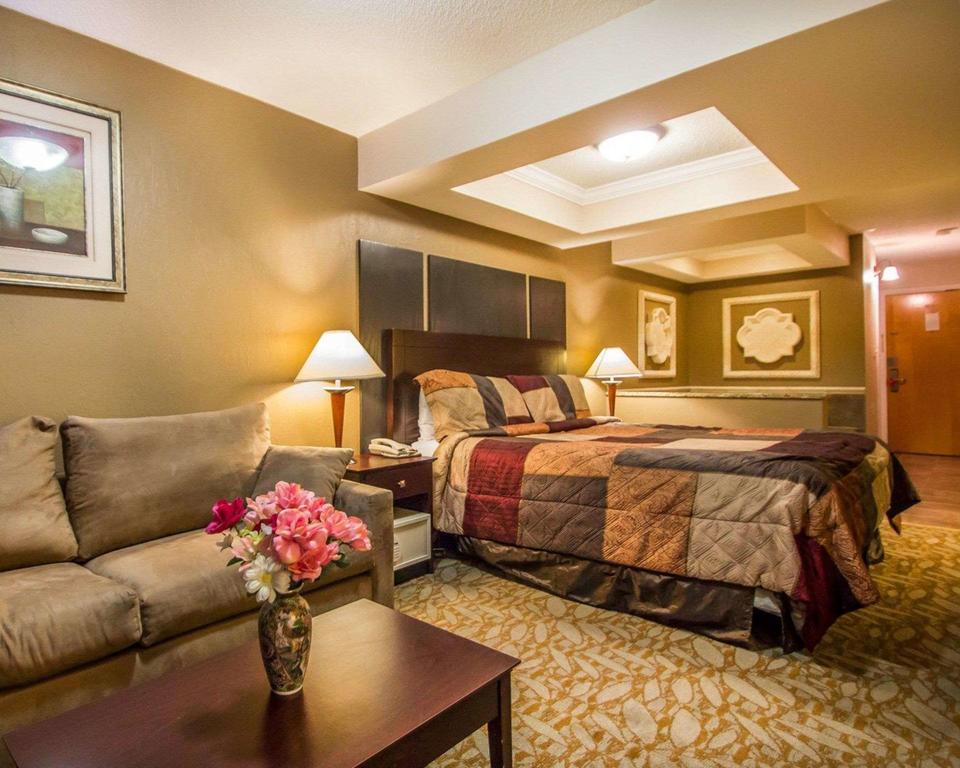 Econo Lodge Inn & Suites