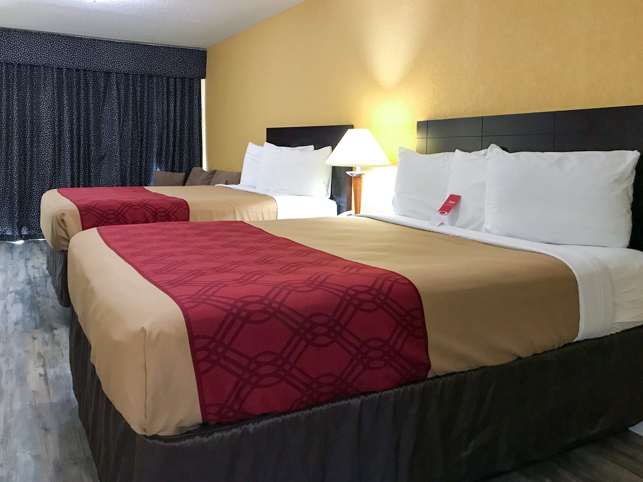 Econo Lodge Inn & Suites