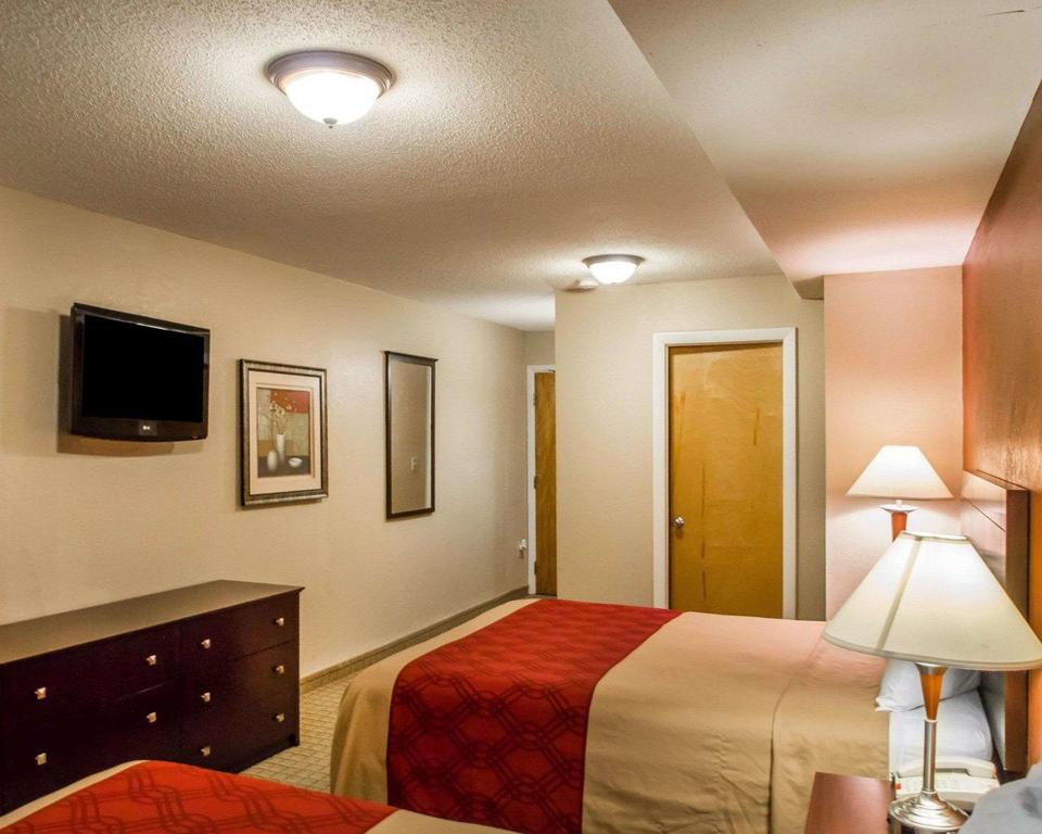 Econo Lodge Inn & Suites