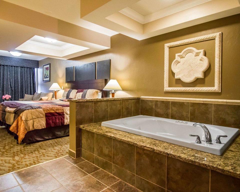 Econo Lodge Inn & Suites