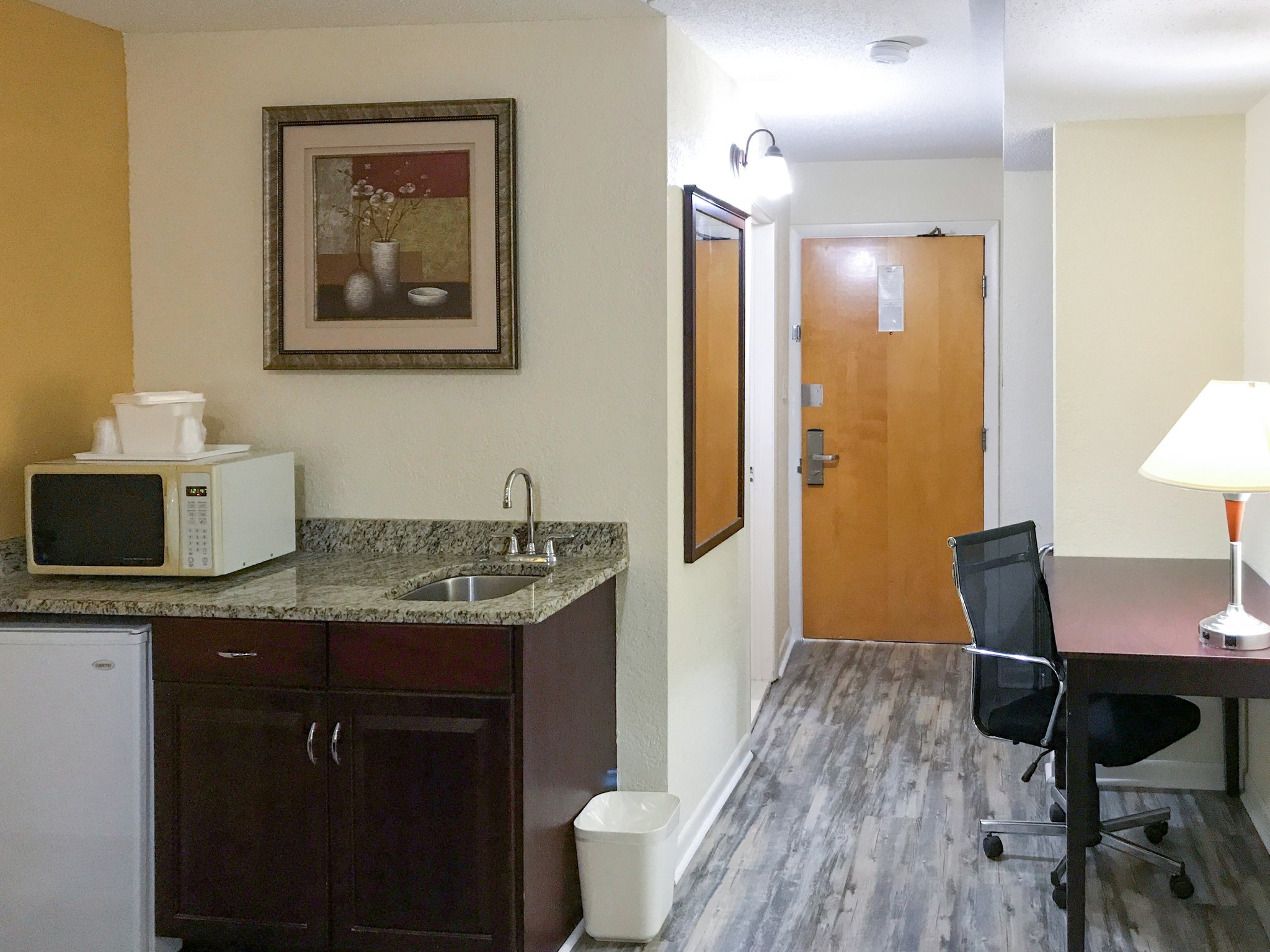 Econo Lodge Inn & Suites