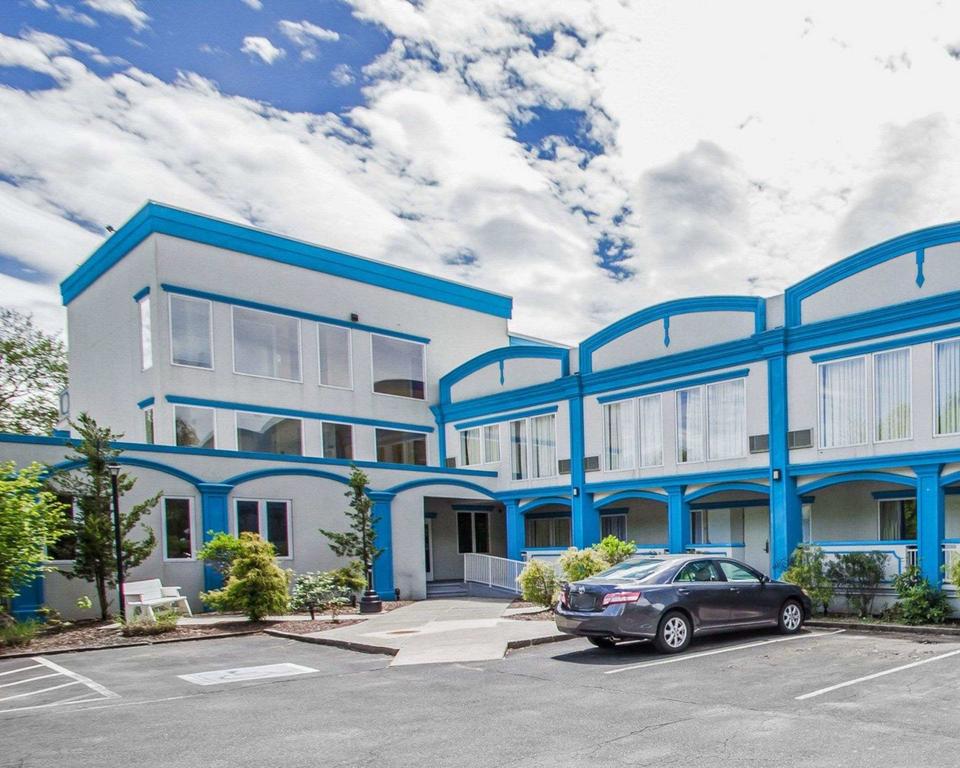 Econo Lodge Inn & Suites
