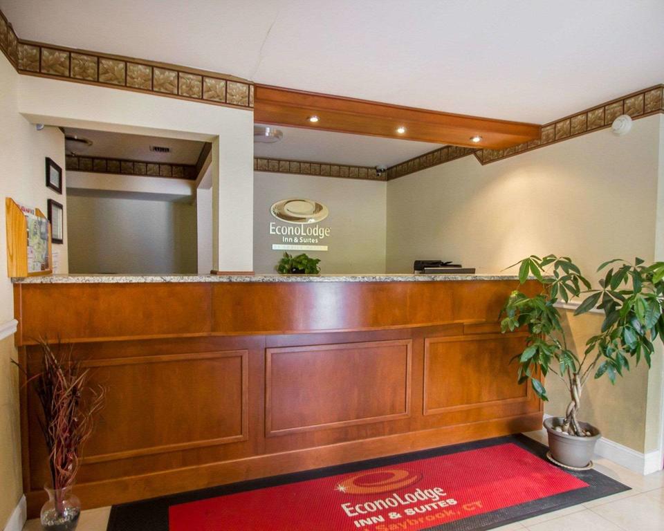 Econo Lodge Inn & Suites
