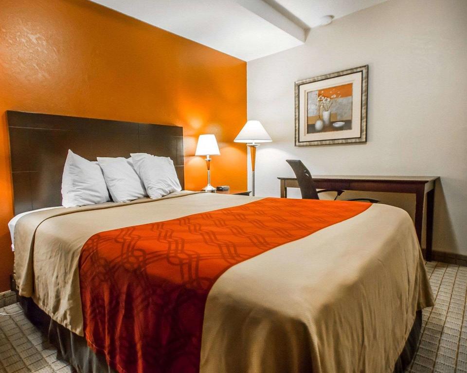 Econo Lodge Inn & Suites