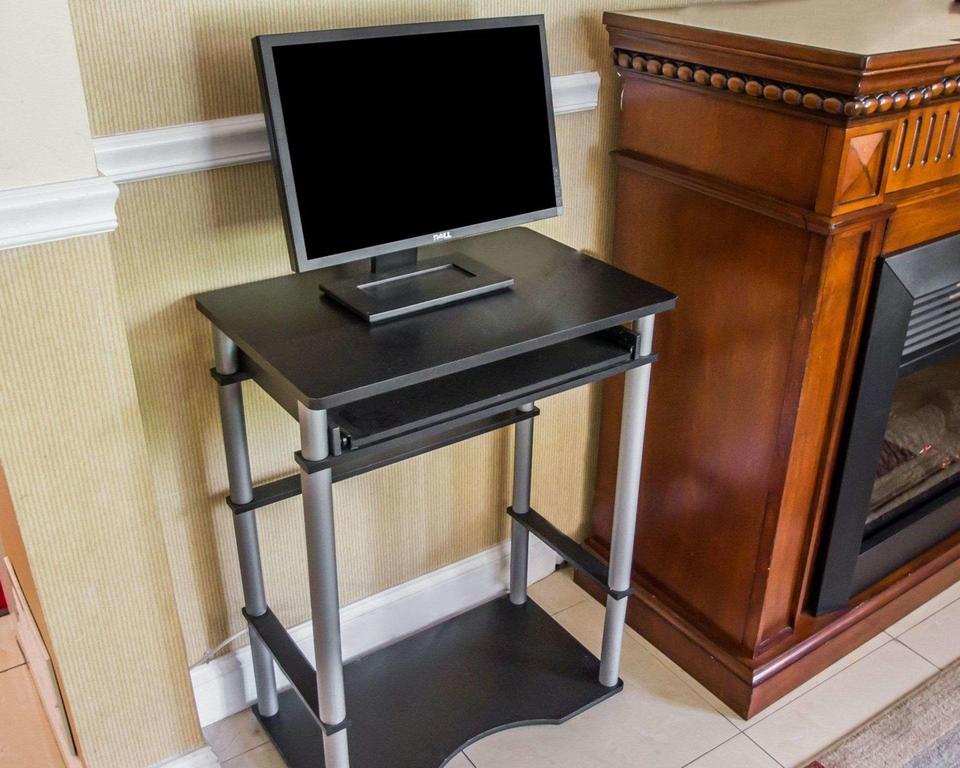 Econo Lodge Inn & Suites