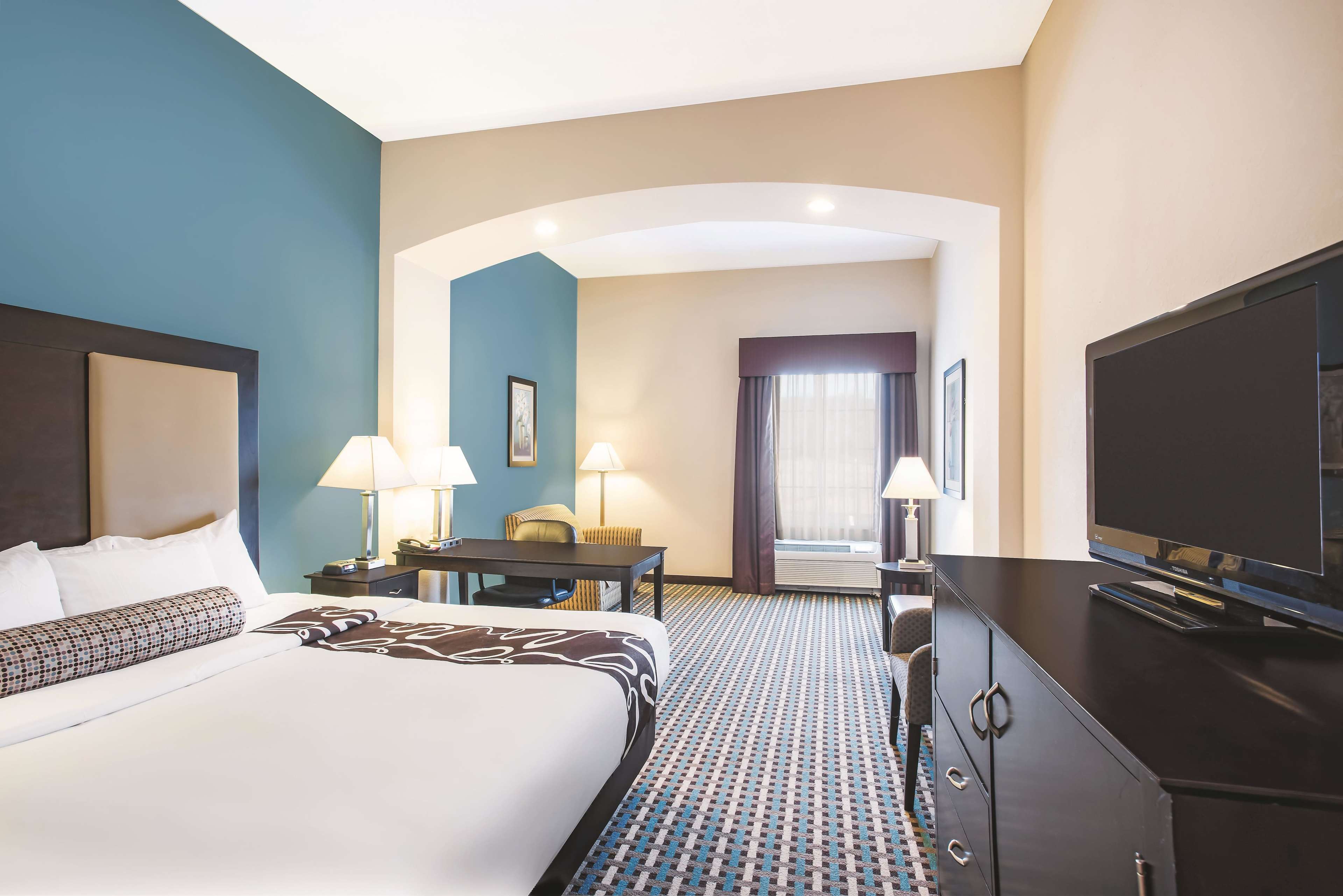 La Quinta Inn & Suites by Wyndham Stonington-Mystic Area