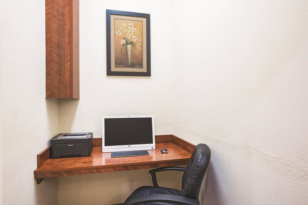 La Quinta Inn & Suites by Wyndham Stonington-Mystic Area