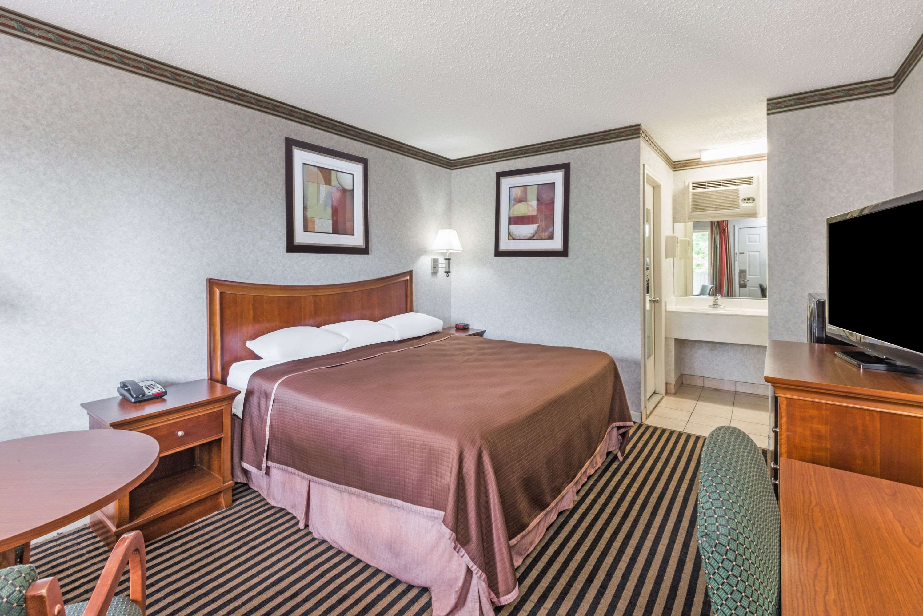 Howard Johnson by Wyndham Hartford South – Rocky Hill