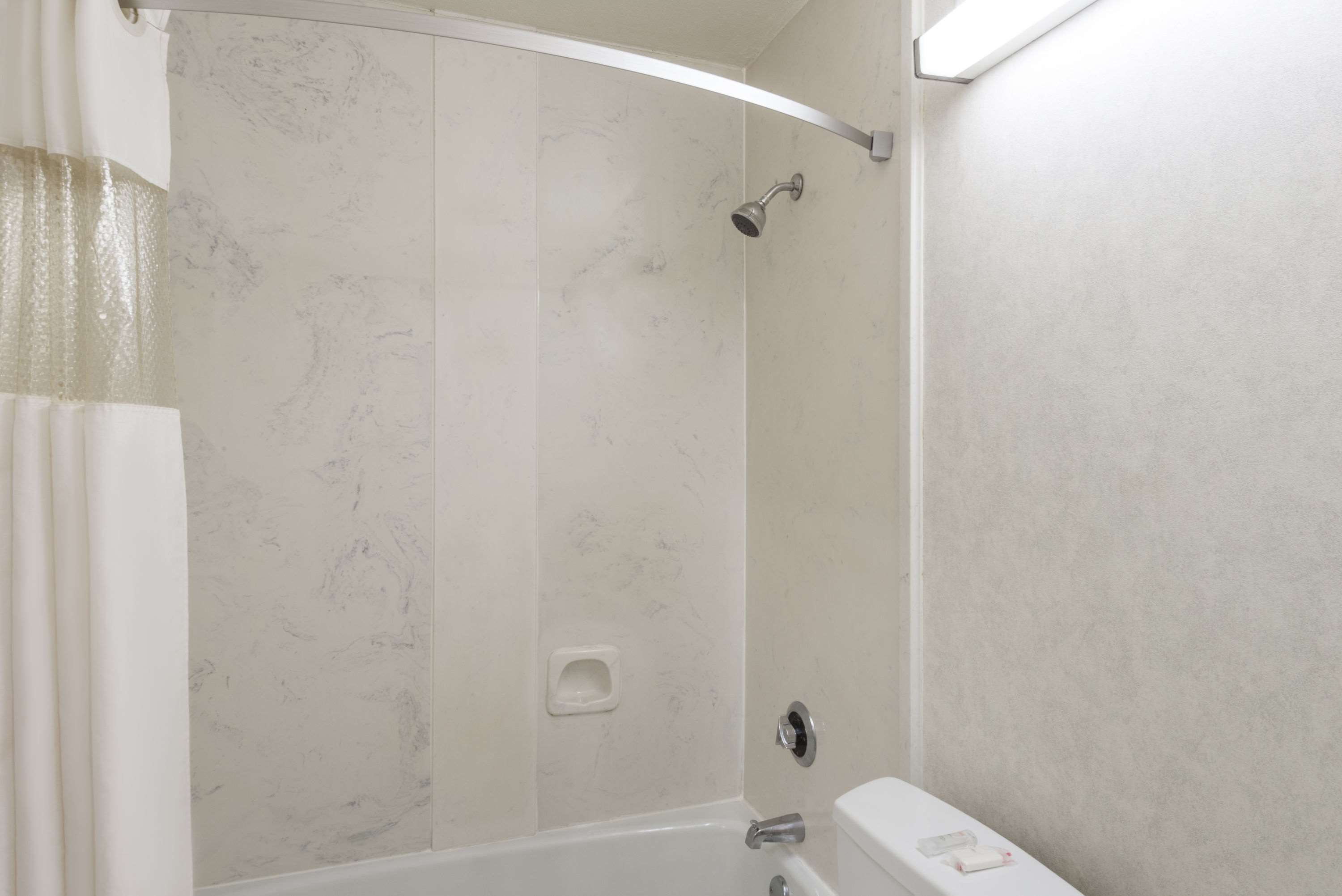 Howard Johnson by Wyndham Hartford South – Rocky Hill