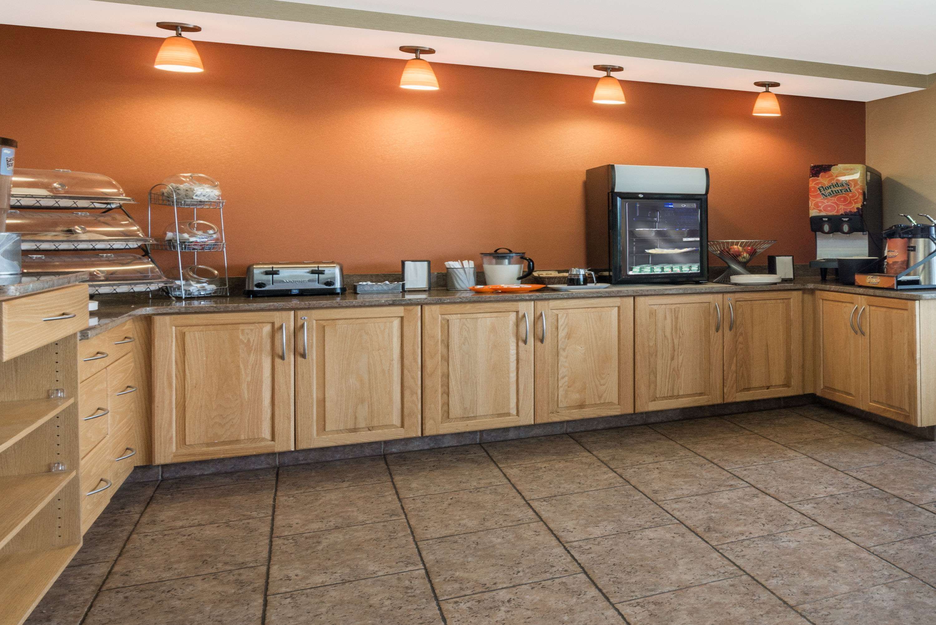 Howard Johnson by Wyndham Hartford South – Rocky Hill