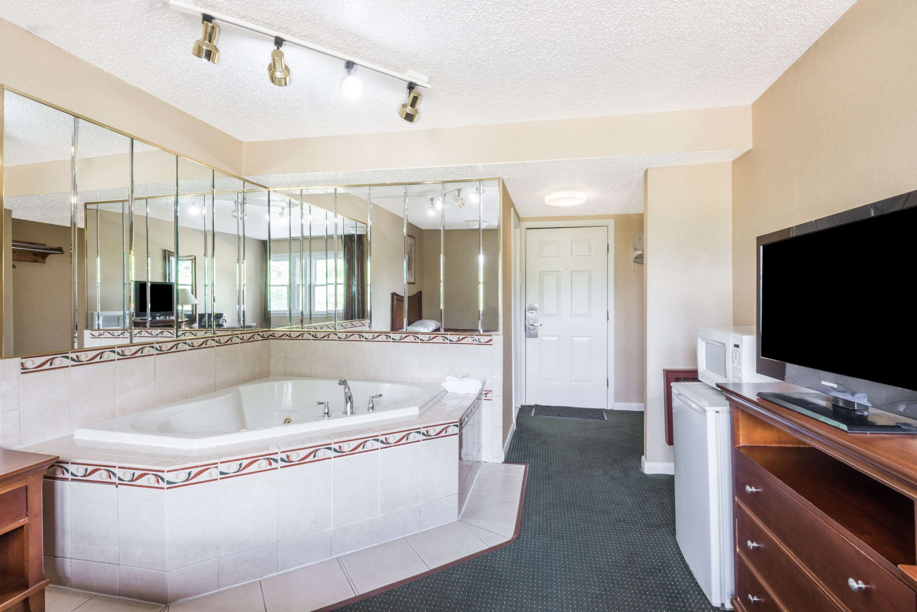 Howard Johnson by Wyndham Hartford South – Rocky Hill