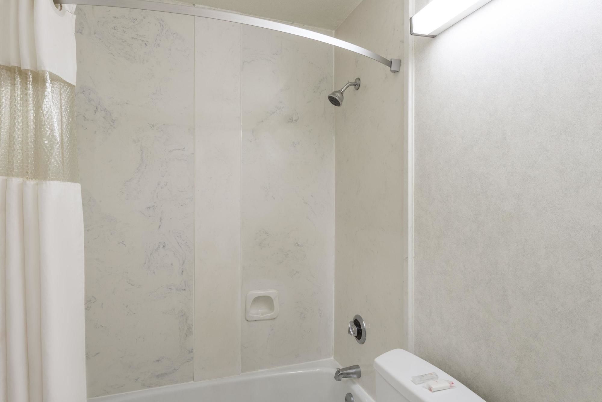 Howard Johnson by Wyndham Hartford South – Rocky Hill