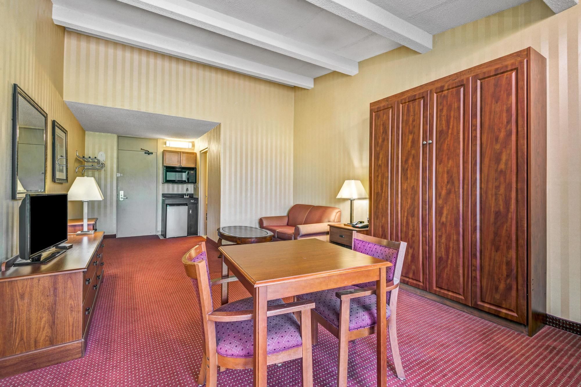 Super 8 by Wyndham Hartford South - Rocky Hill