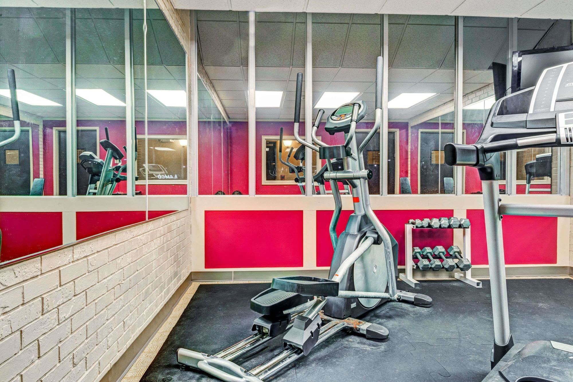 Super 8 by Wyndham Hartford South - Rocky Hill