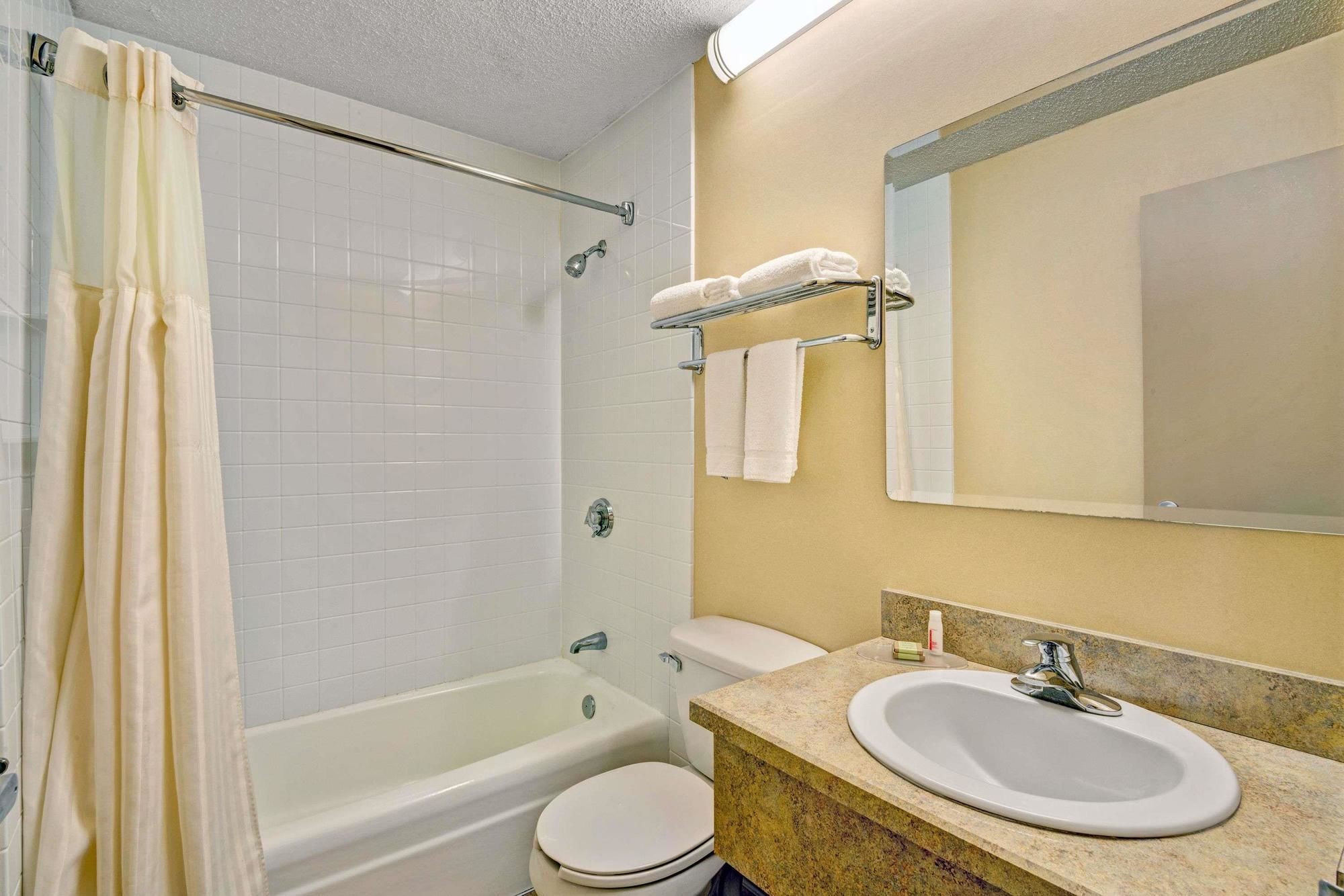 Super 8 by Wyndham Hartford South - Rocky Hill
