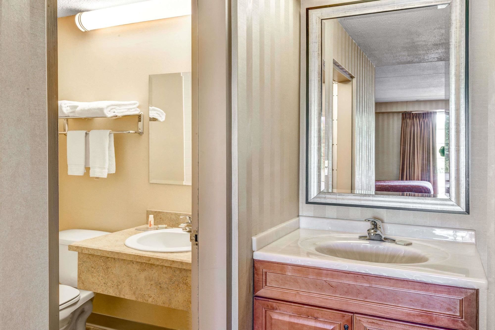 Super 8 by Wyndham Hartford South - Rocky Hill