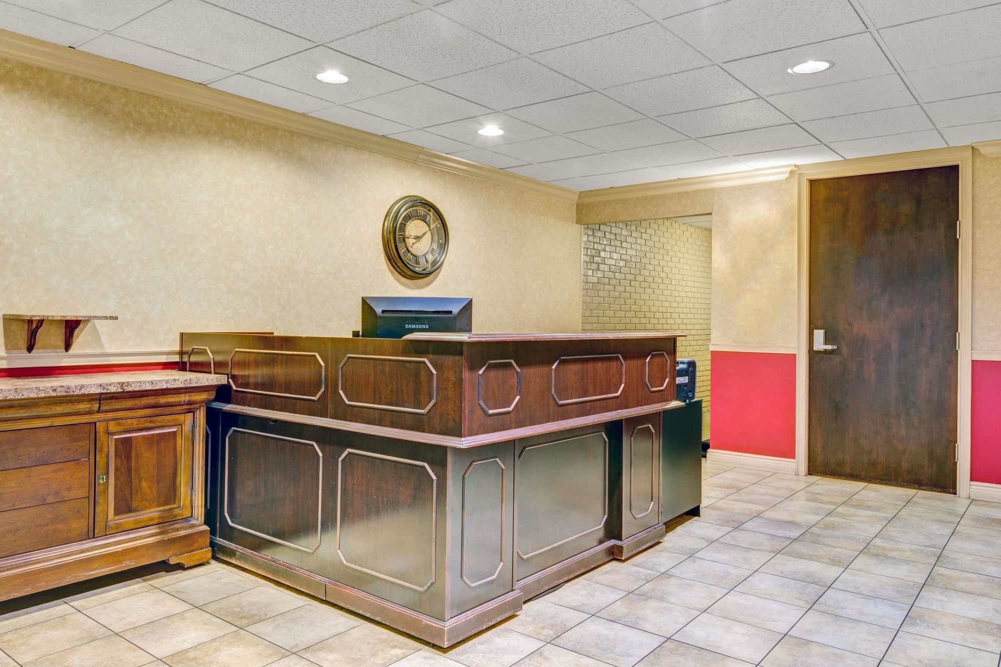 Super 8 by Wyndham Hartford South - Rocky Hill