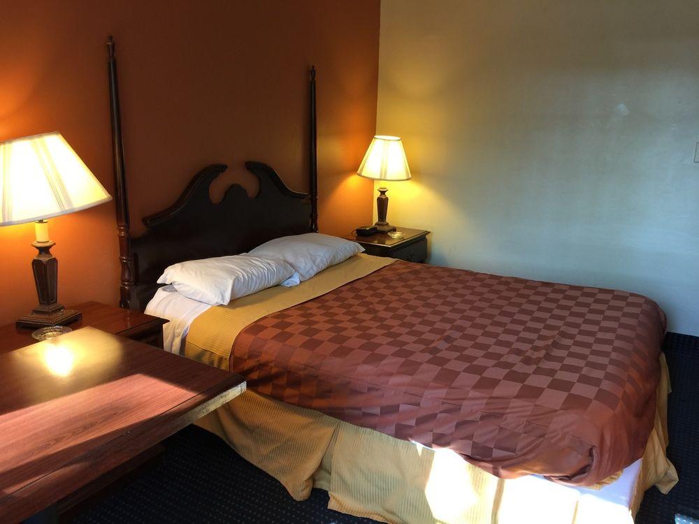 Red Carpet Inn Stamford