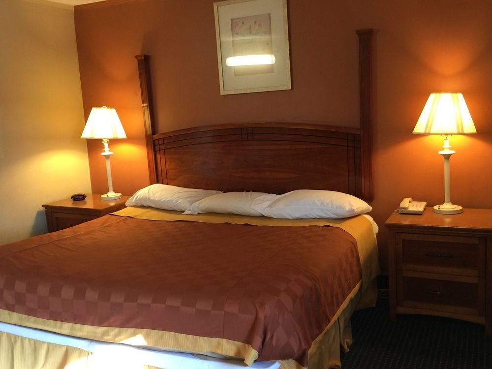 Red Carpet Inn Stamford