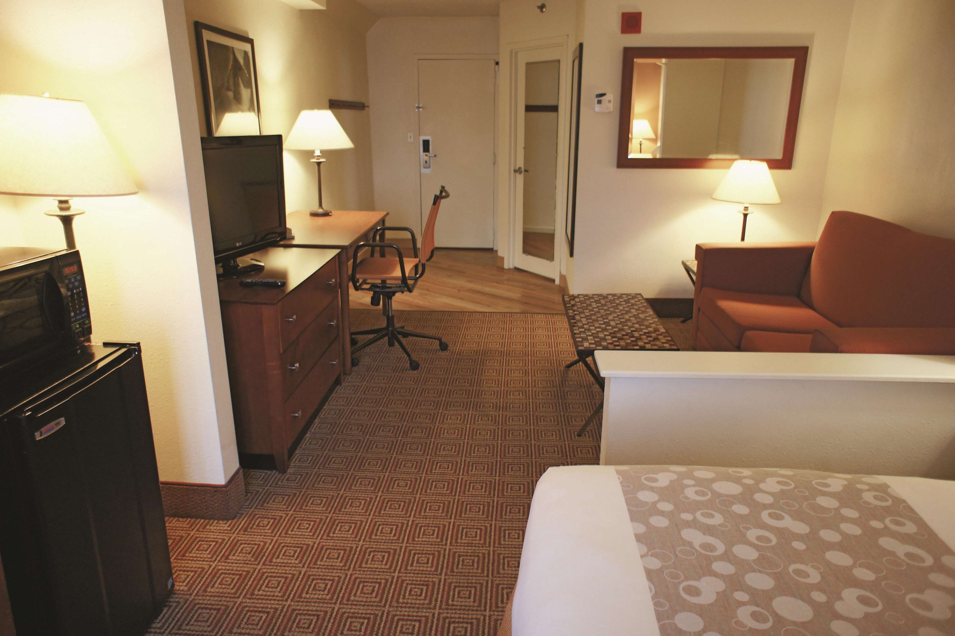 La Quinta Inn & Suites by Wyndham Stamford / New York City