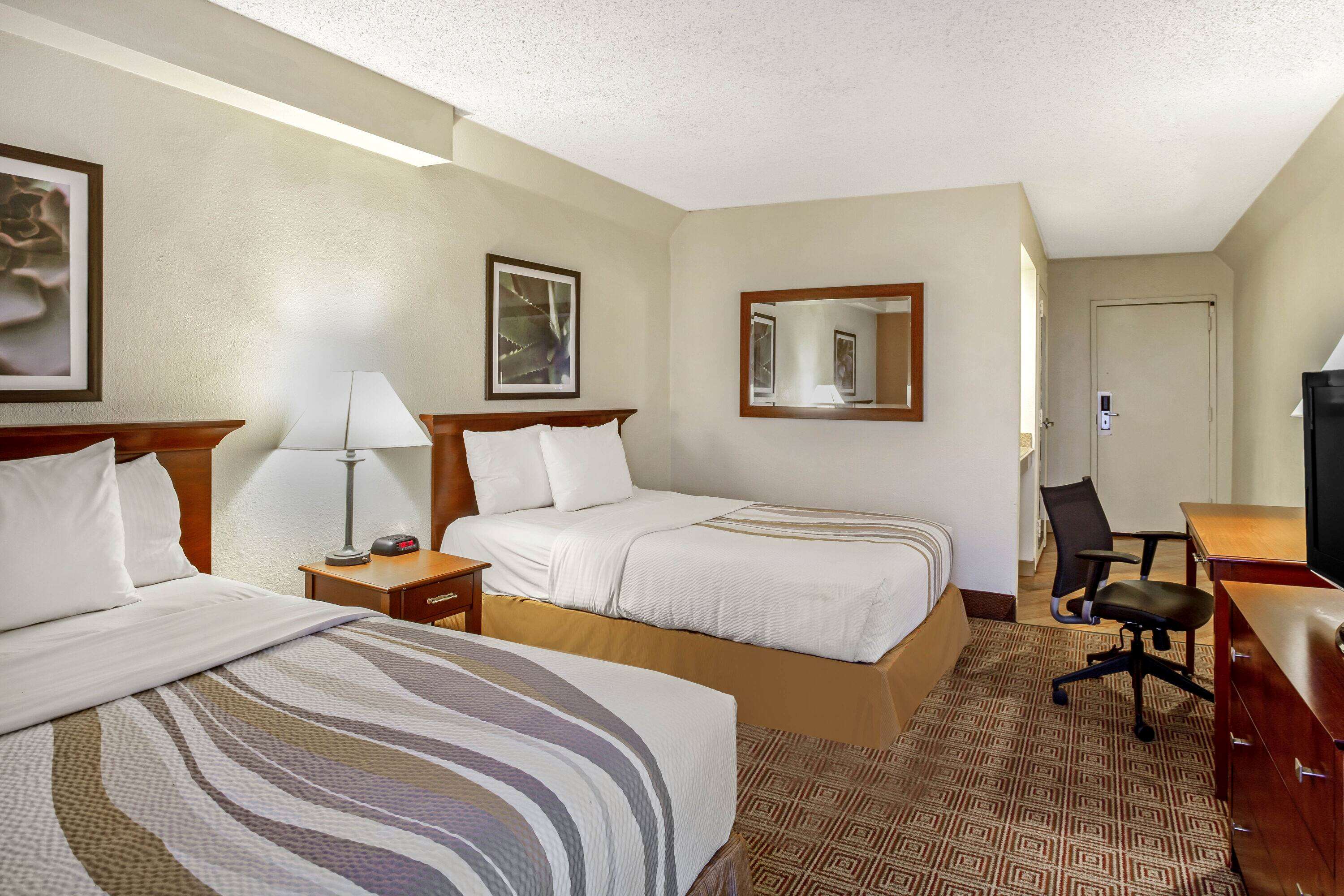 La Quinta Inn & Suites by Wyndham Stamford / New York City