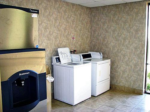 Travelodge by Wyndham Vernon CT