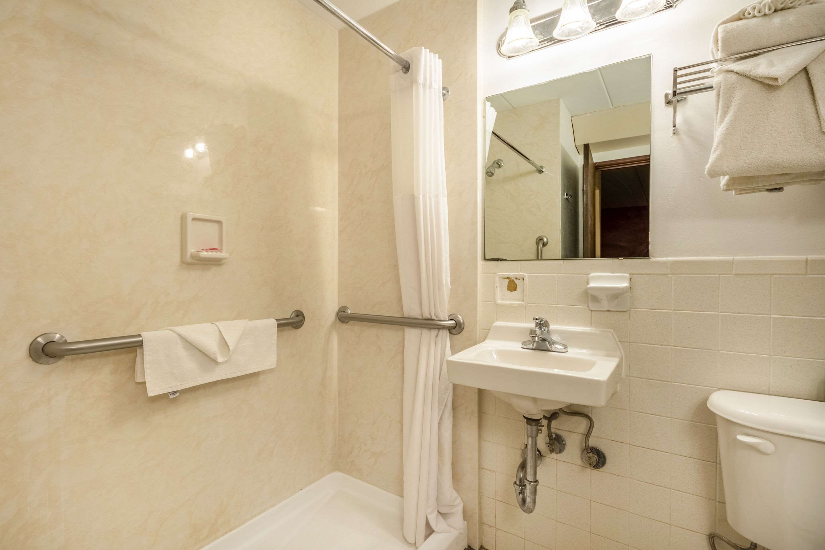 Econo Lodge Inn & Suites