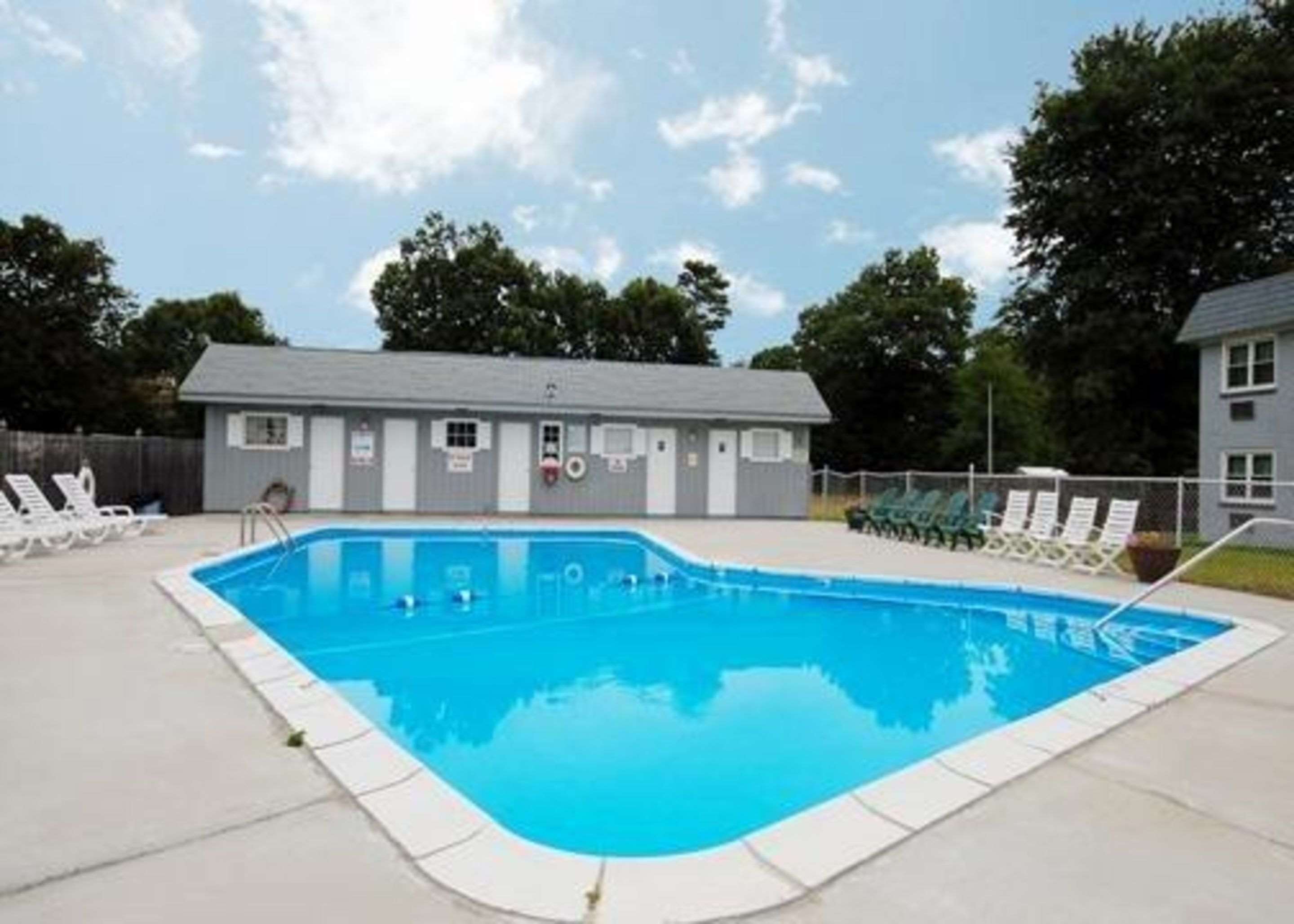 Econo Lodge Inn & Suites