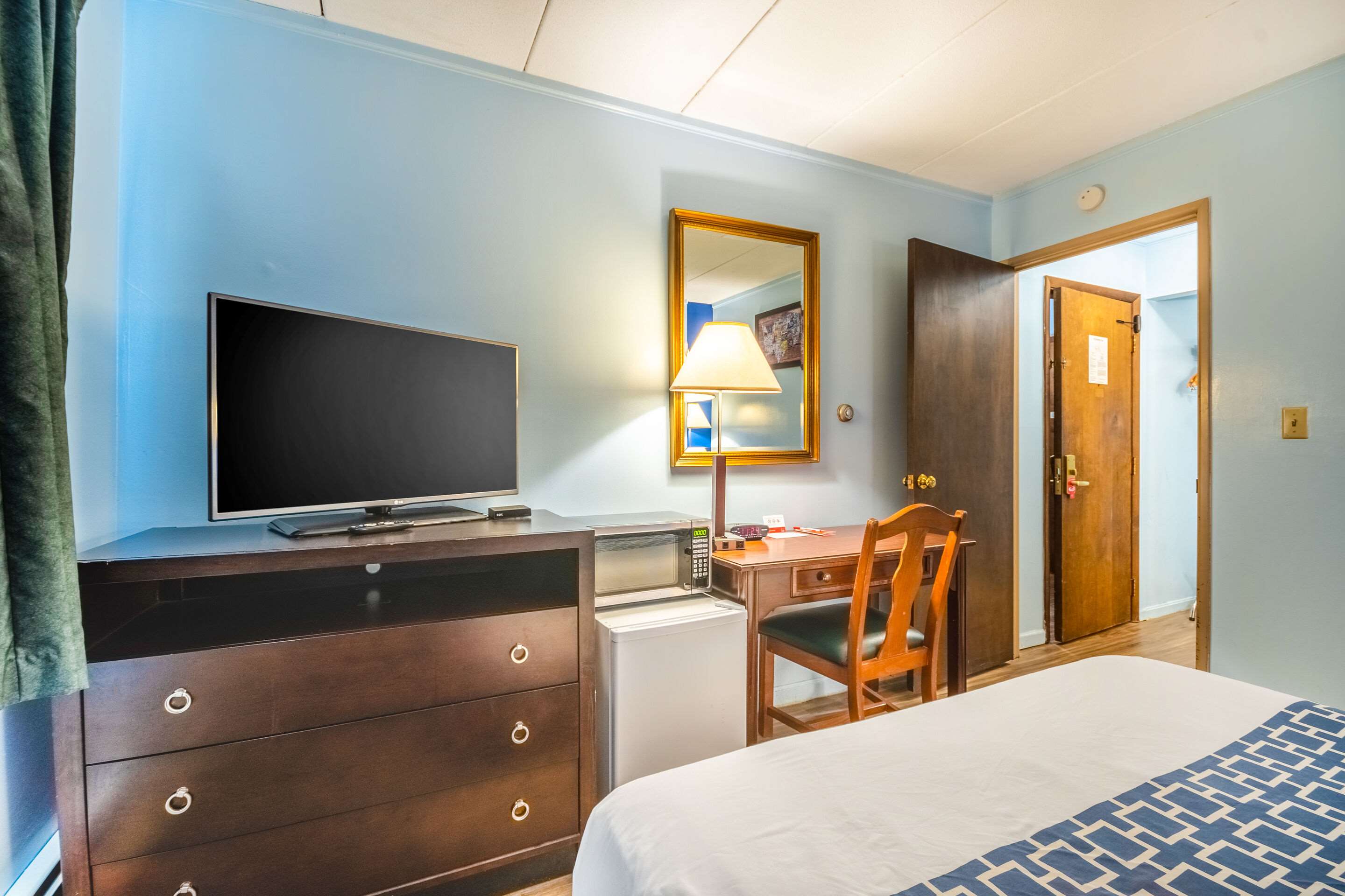 Econo Lodge Inn & Suites