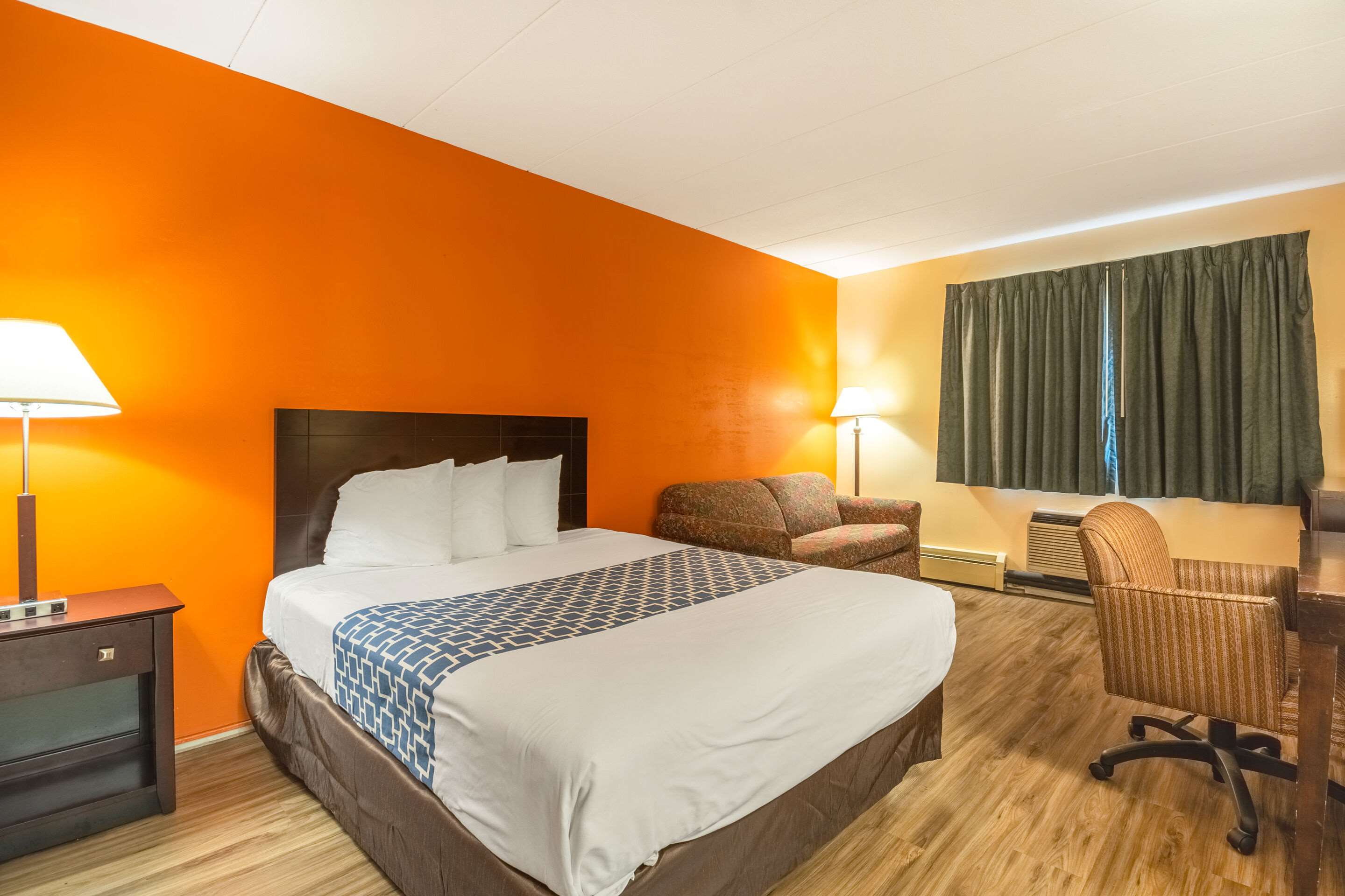 Econo Lodge Inn & Suites