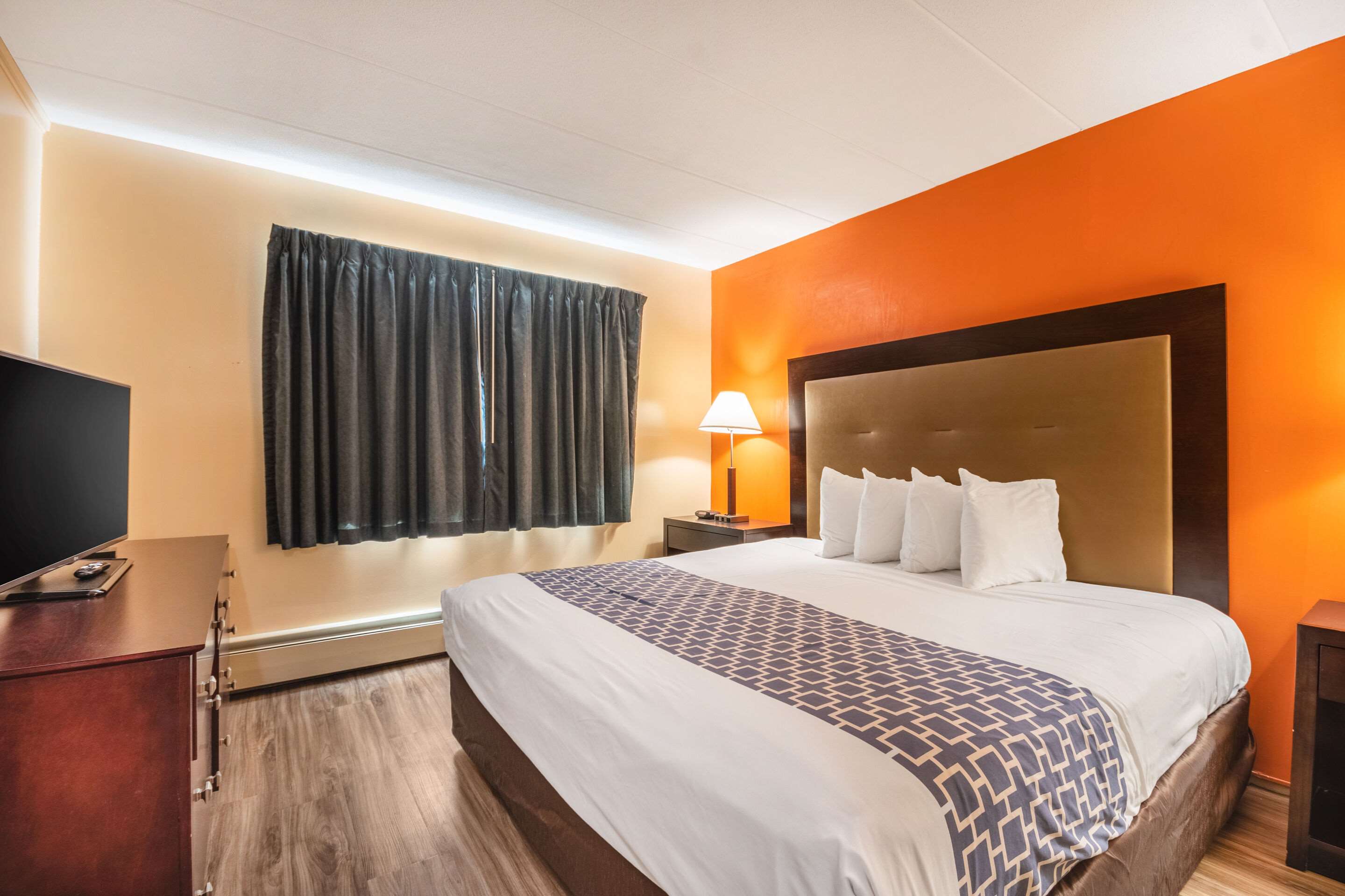 Econo Lodge Inn & Suites