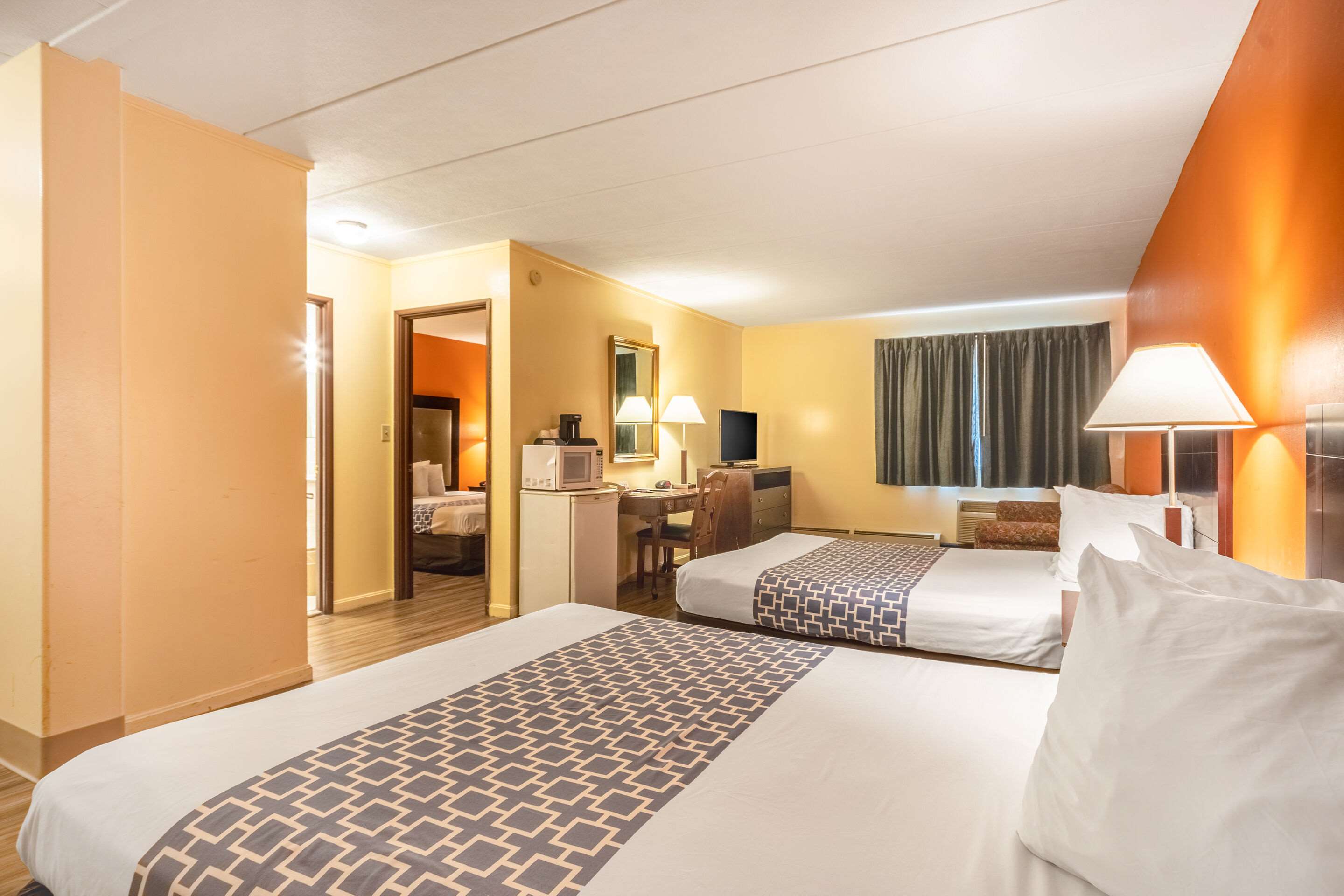 Econo Lodge Inn & Suites