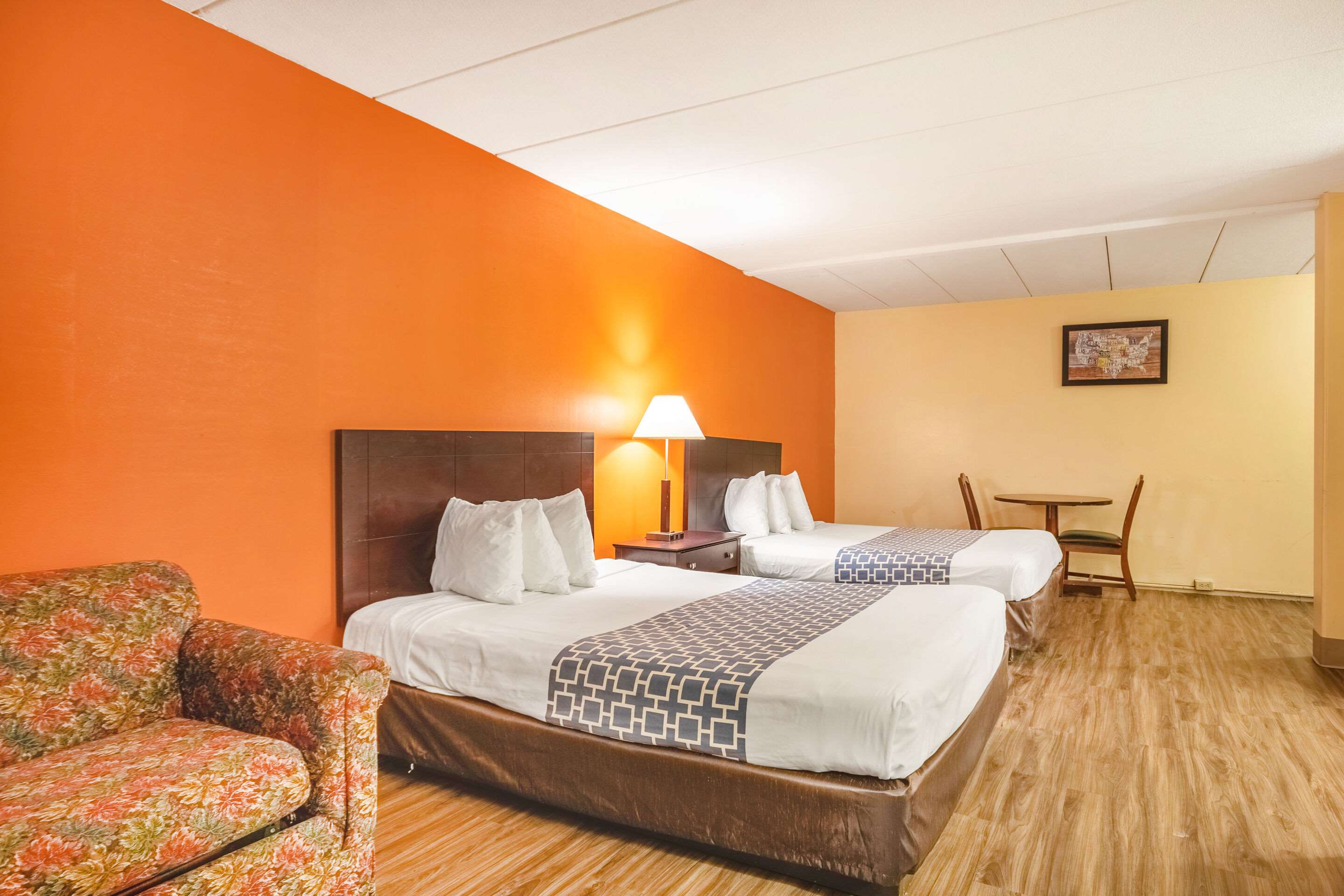 Econo Lodge Inn & Suites