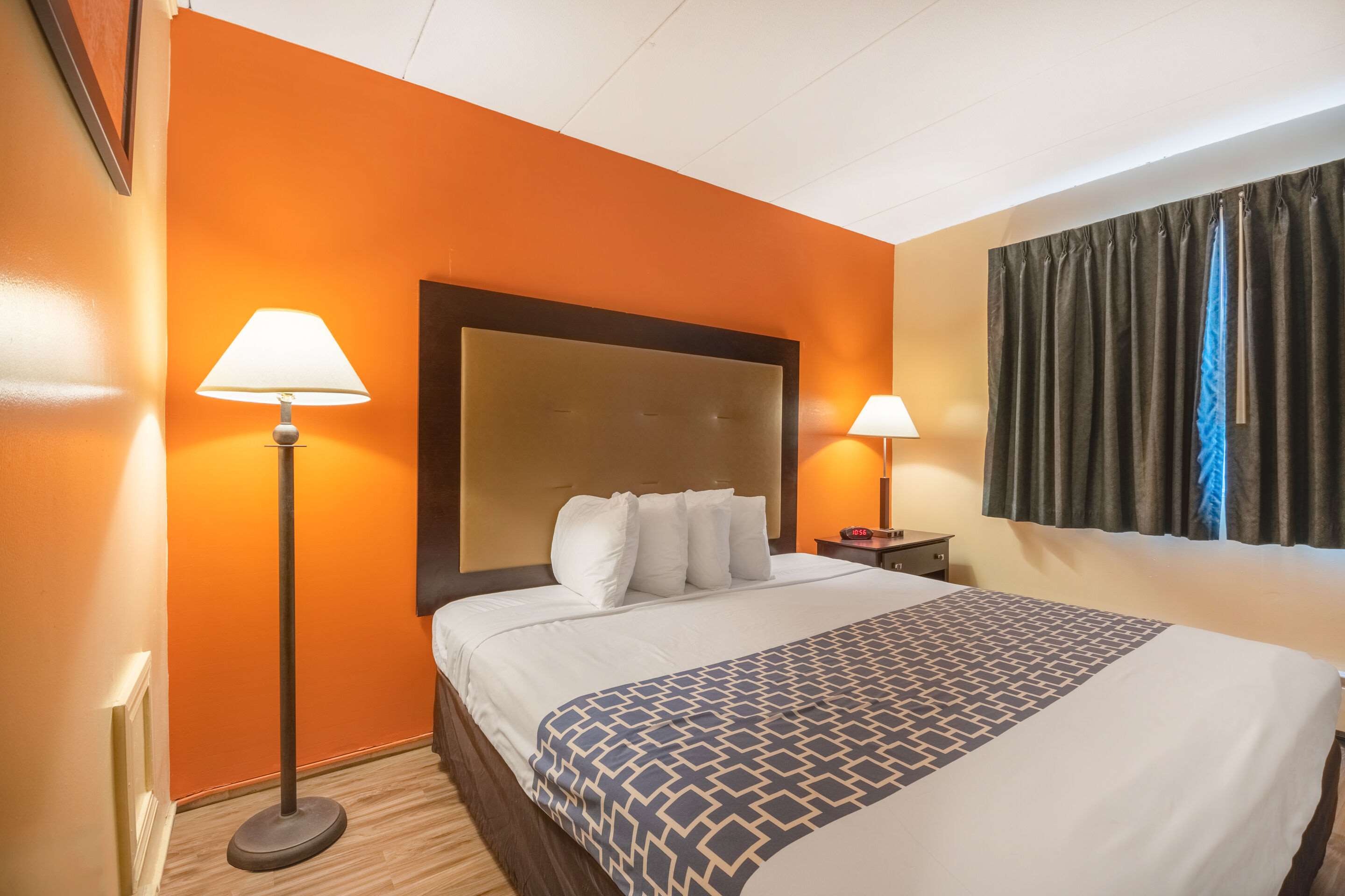 Econo Lodge Inn & Suites