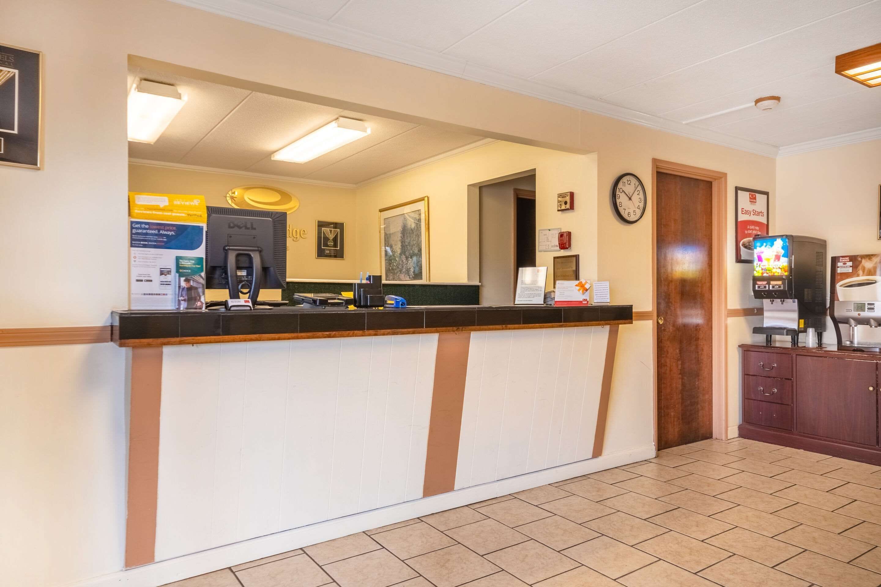 Econo Lodge Inn & Suites