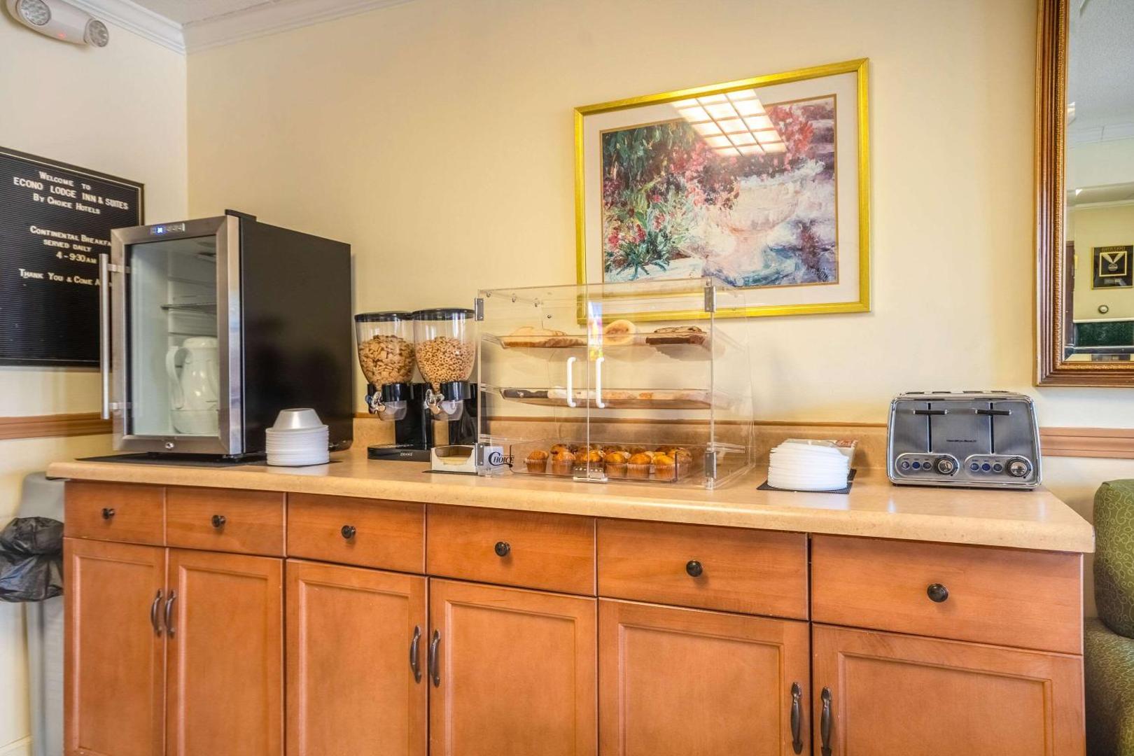 Econo Lodge Inn & Suites