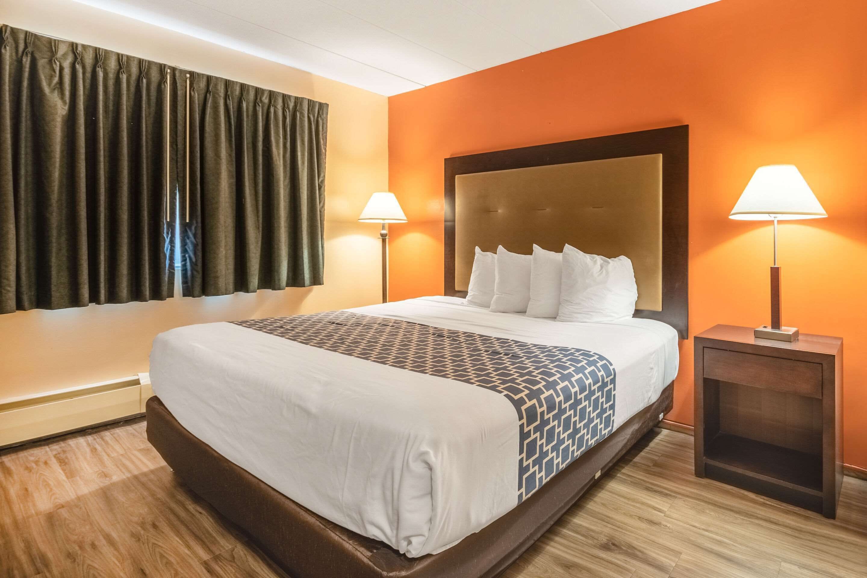 Econo Lodge Inn & Suites