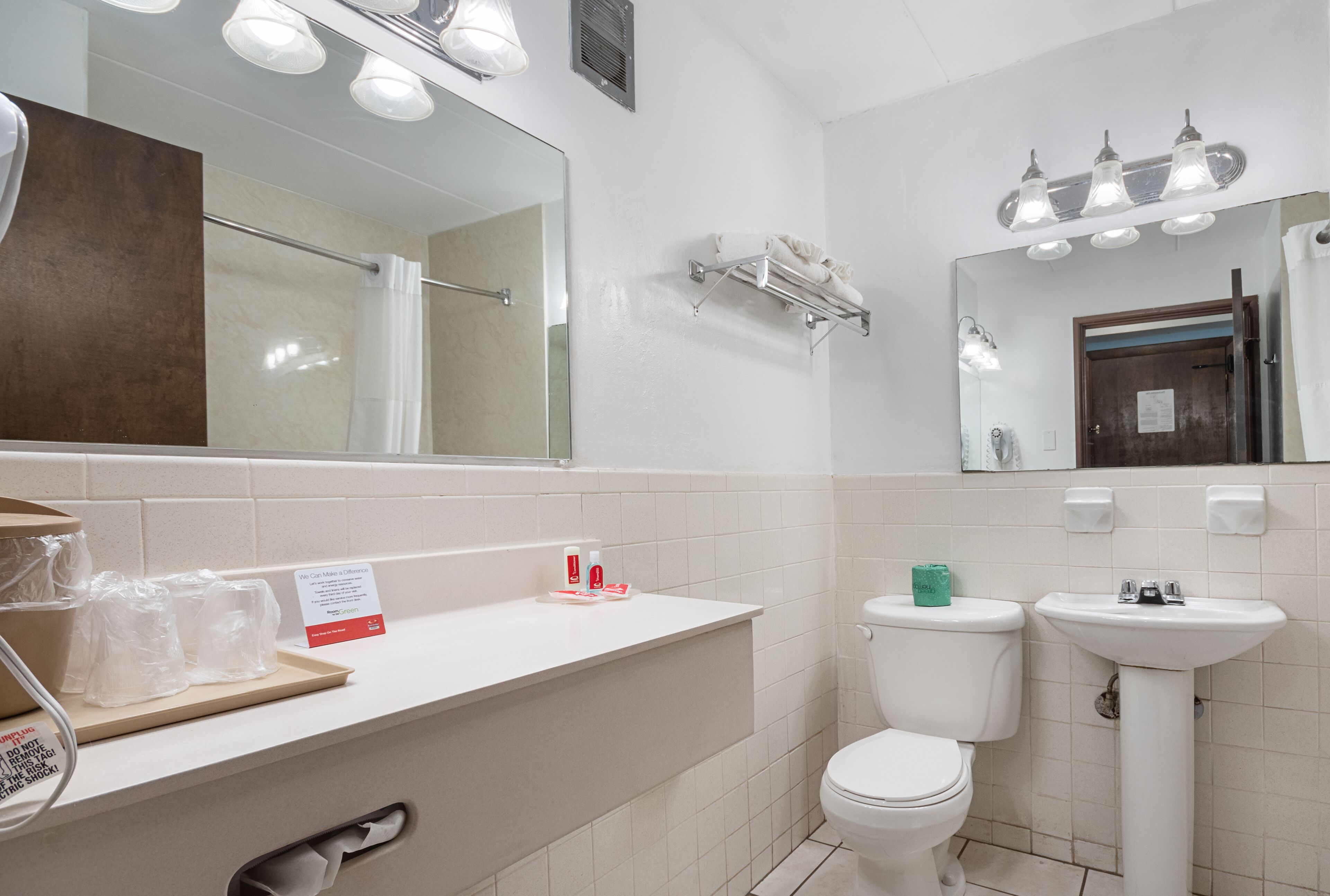 Econo Lodge Inn & Suites
