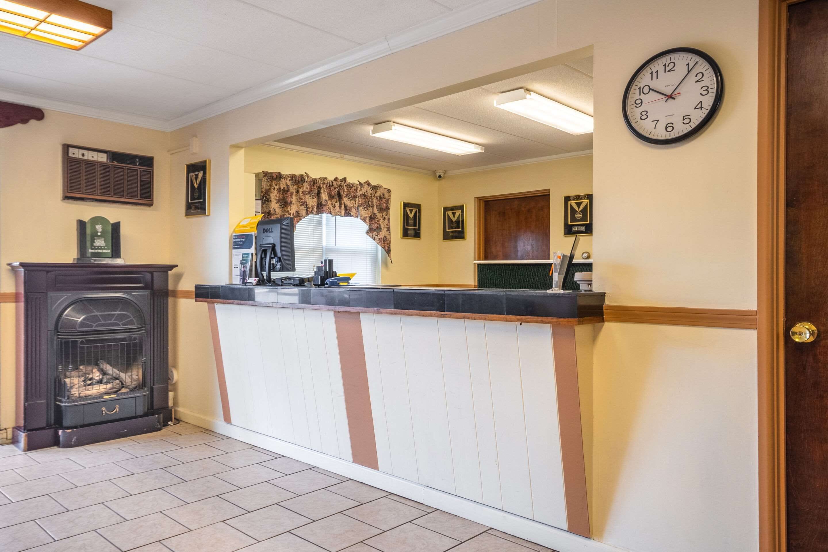 Econo Lodge Inn & Suites