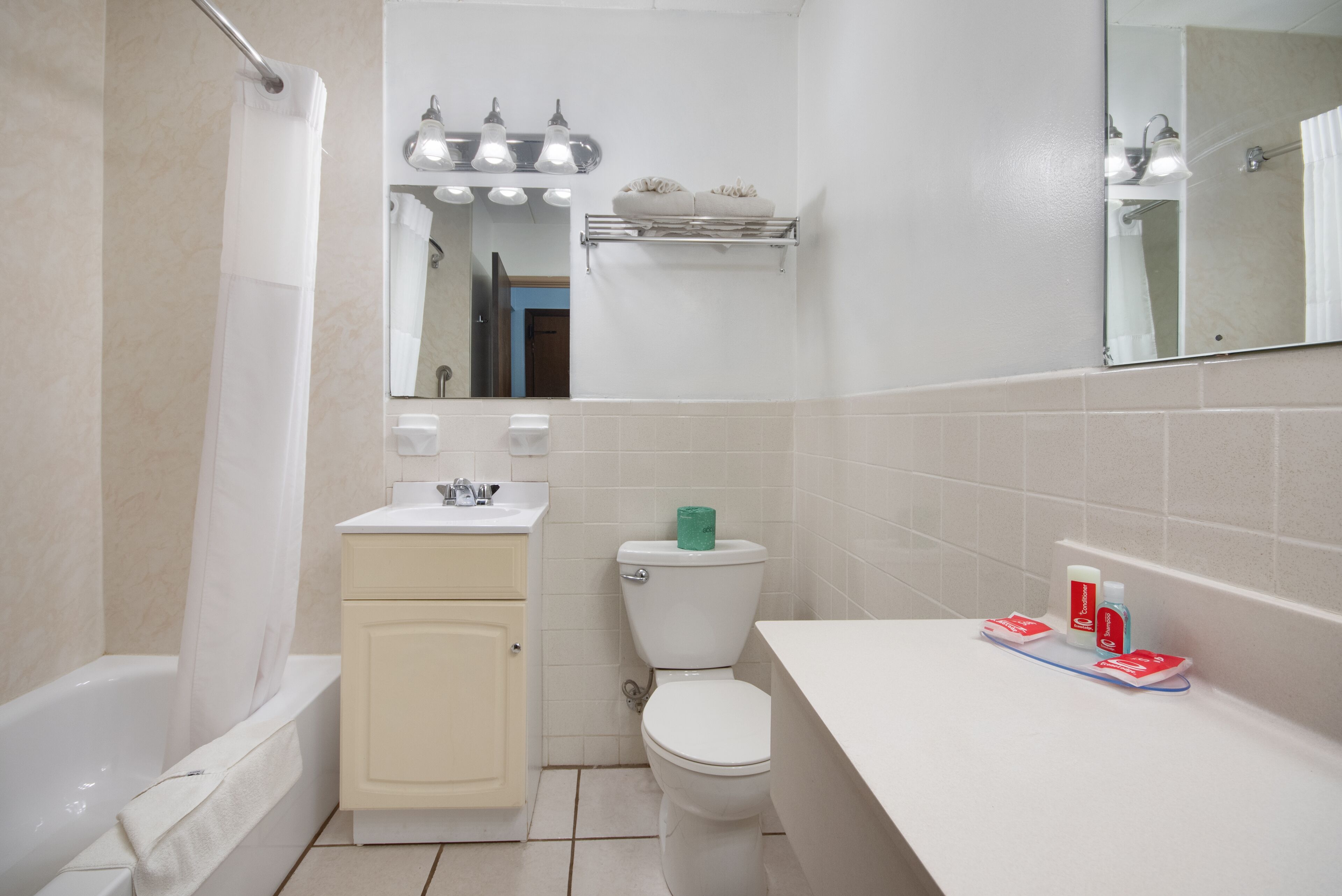 Econo Lodge Inn & Suites