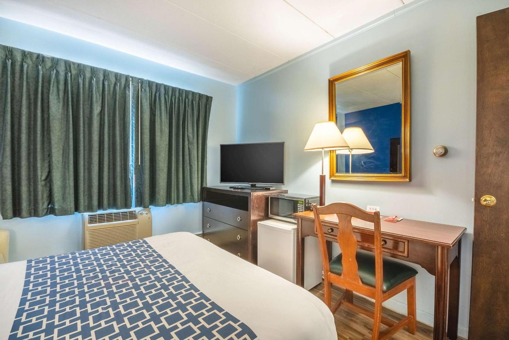 Econo Lodge Inn & Suites