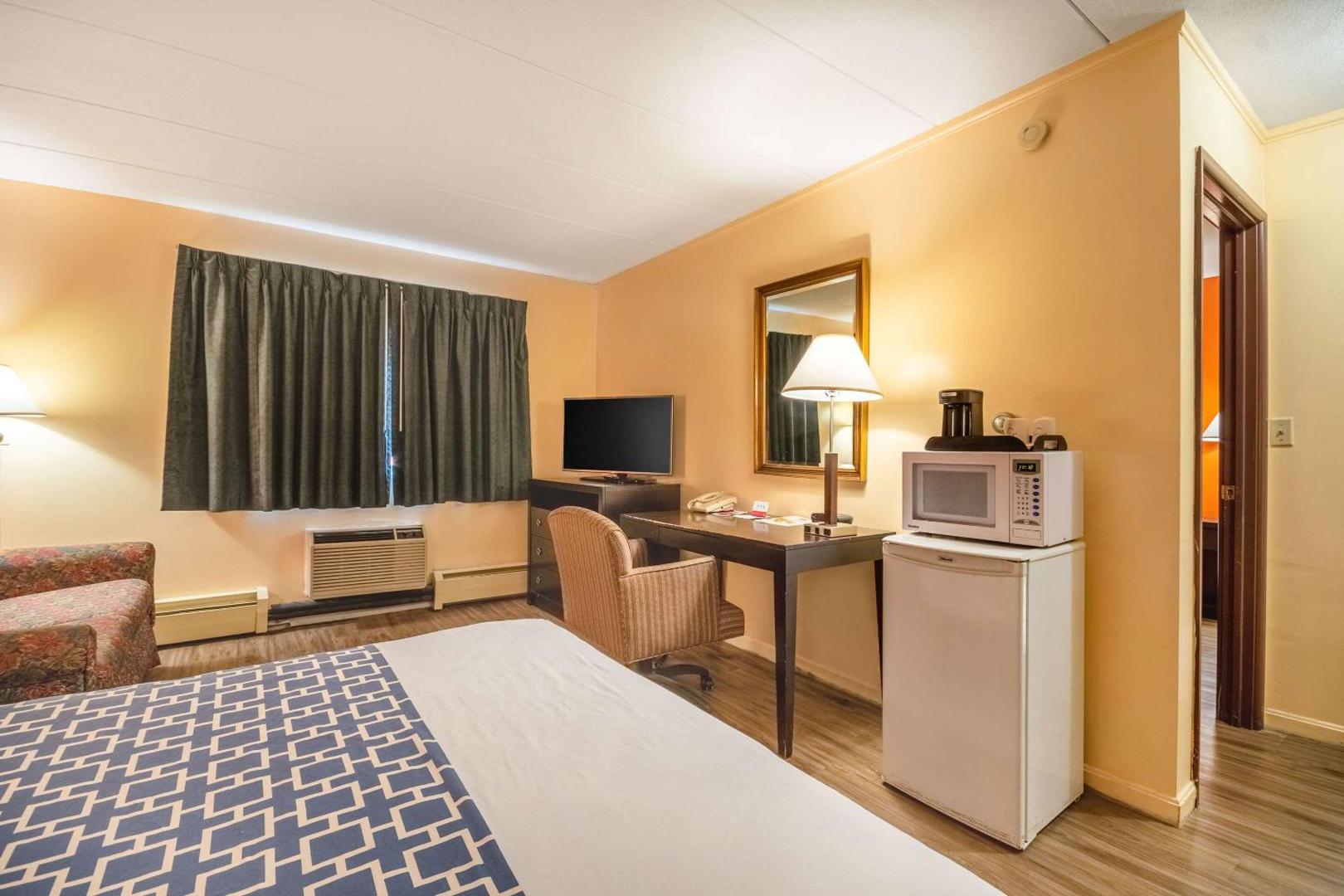 Econo Lodge Inn & Suites