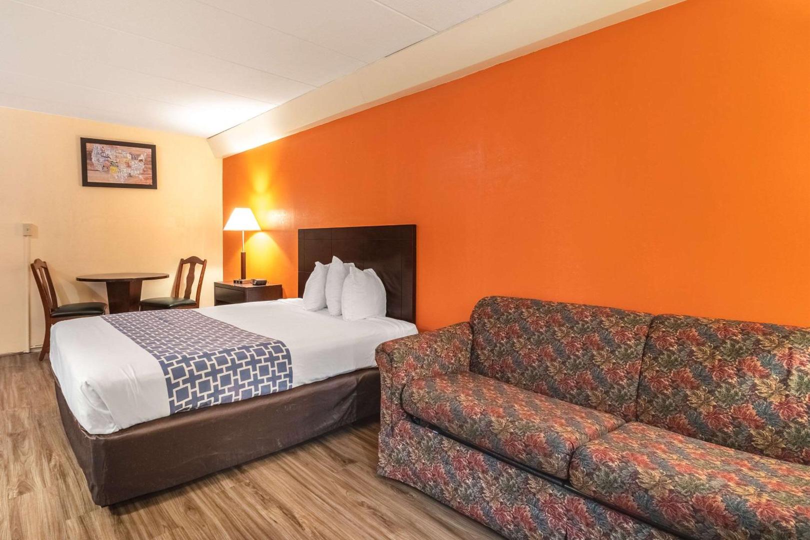 Econo Lodge Inn & Suites