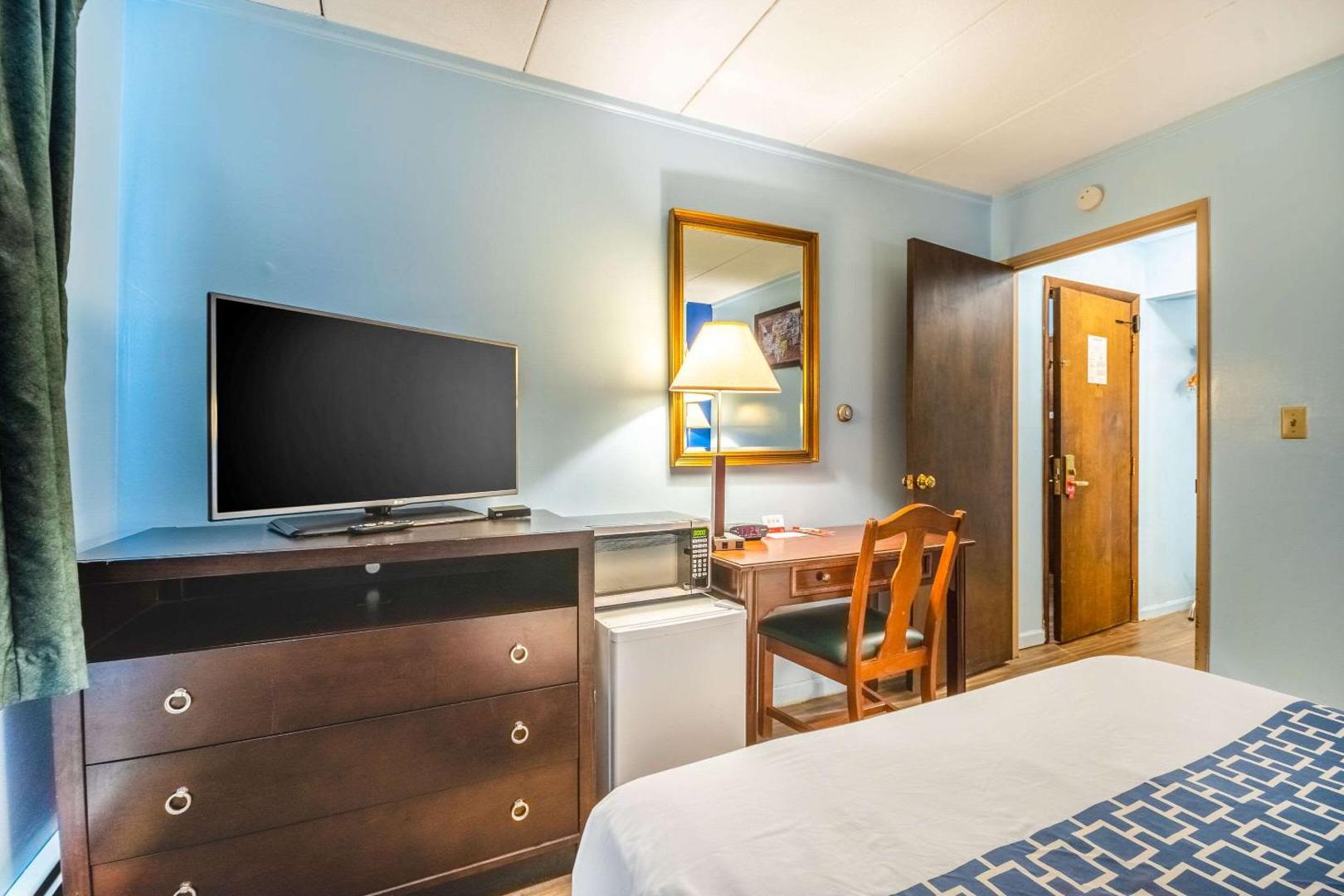 Econo Lodge Inn & Suites