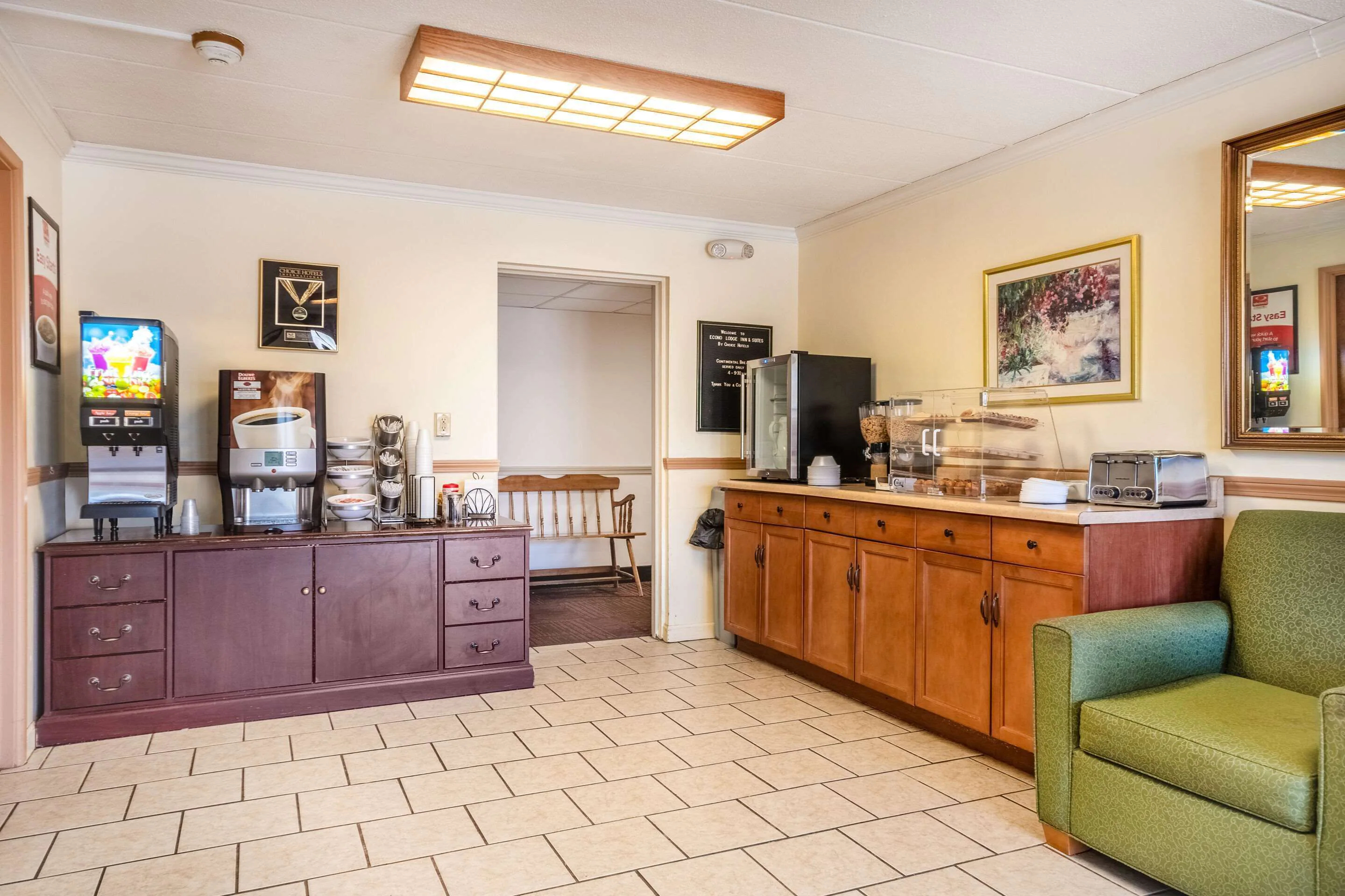 Econo Lodge Inn & Suites