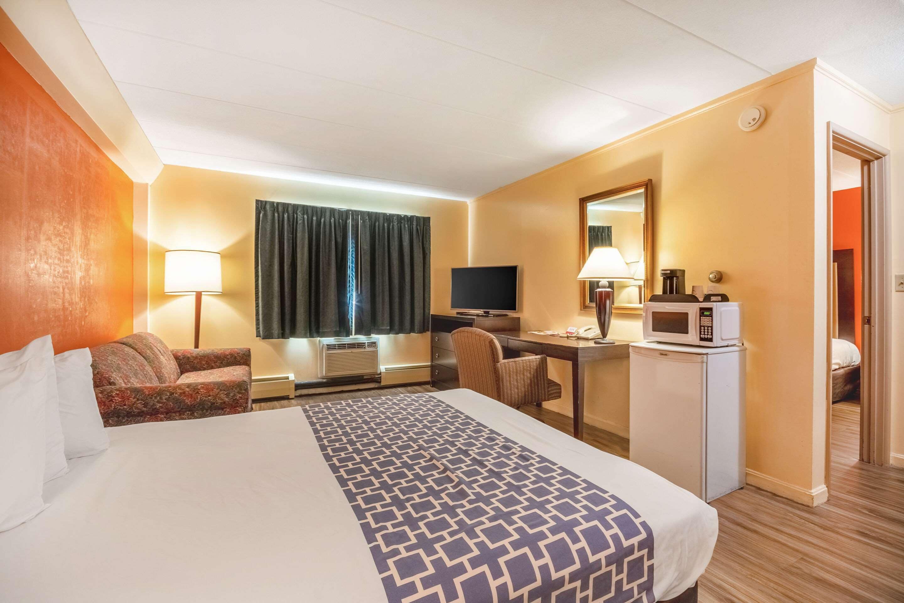 Econo Lodge Inn & Suites